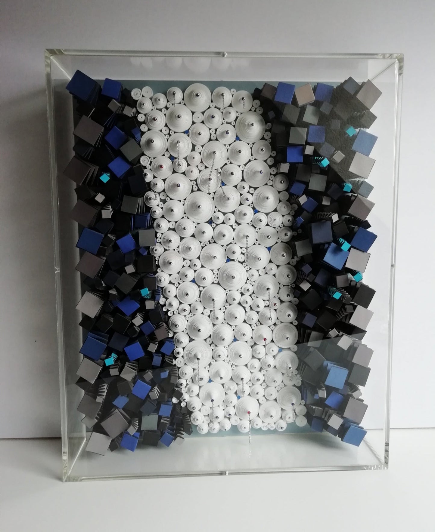 Au Milieu Coule la Rivière vue frontale, poésie sculpturale et méditation fluviale encadrée