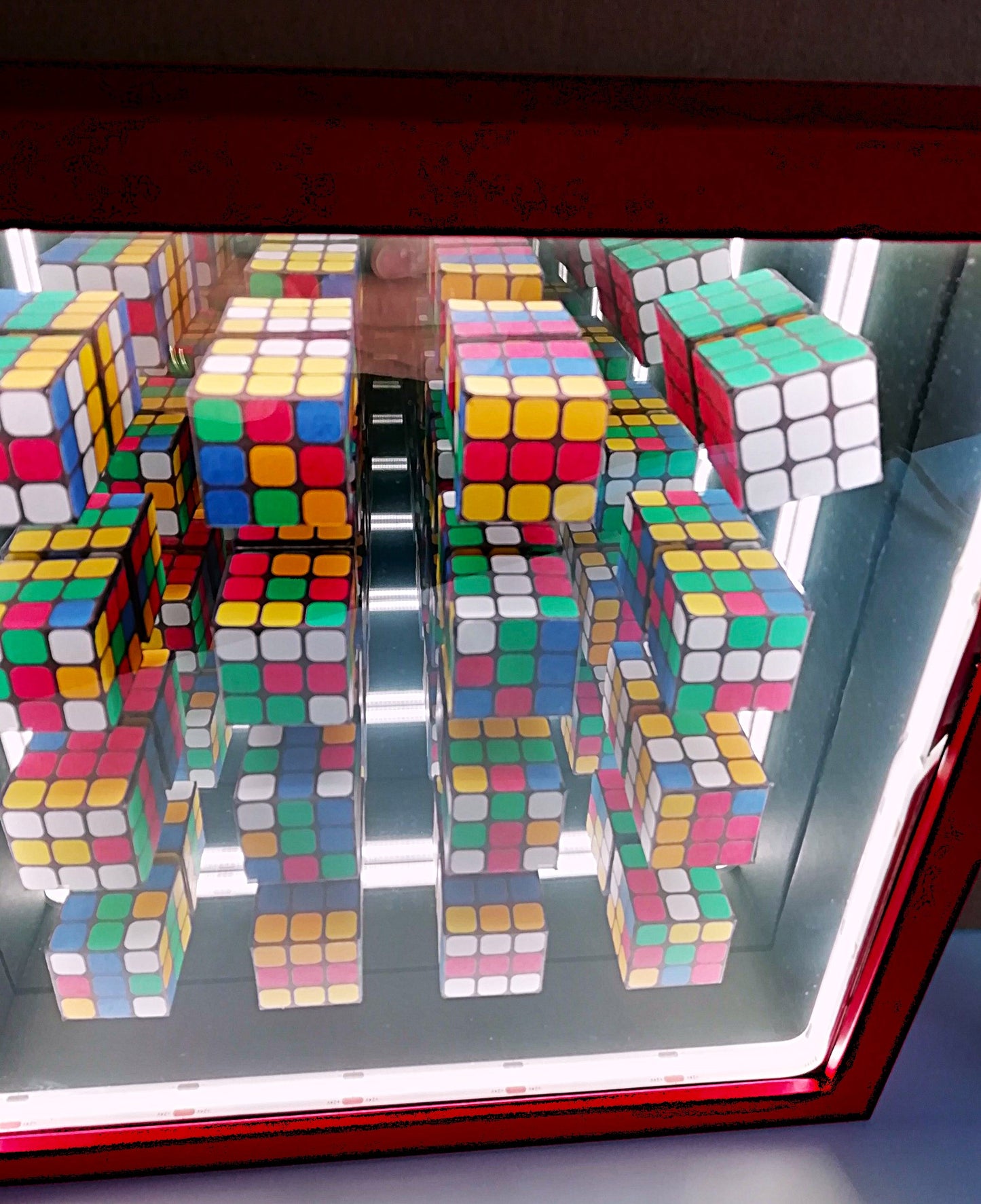 Détail haut droit Infini Rubiks, imaginaire technologique et couleurs saturées