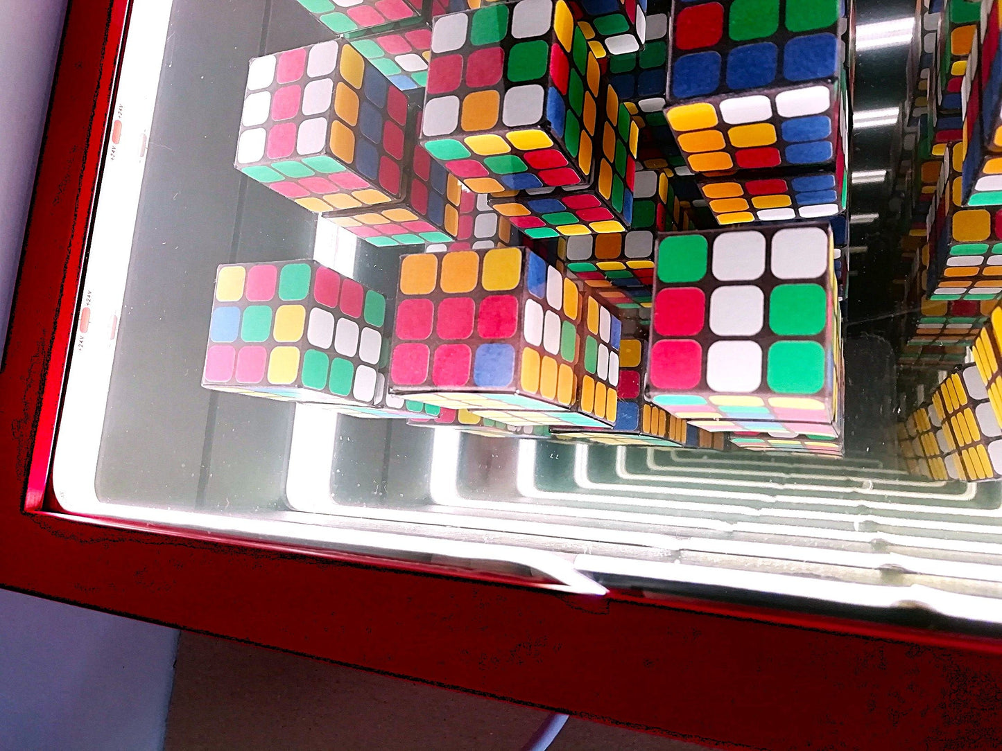 Détail bas droit Infini Rubiks, finition muséale et technologie LED discrète