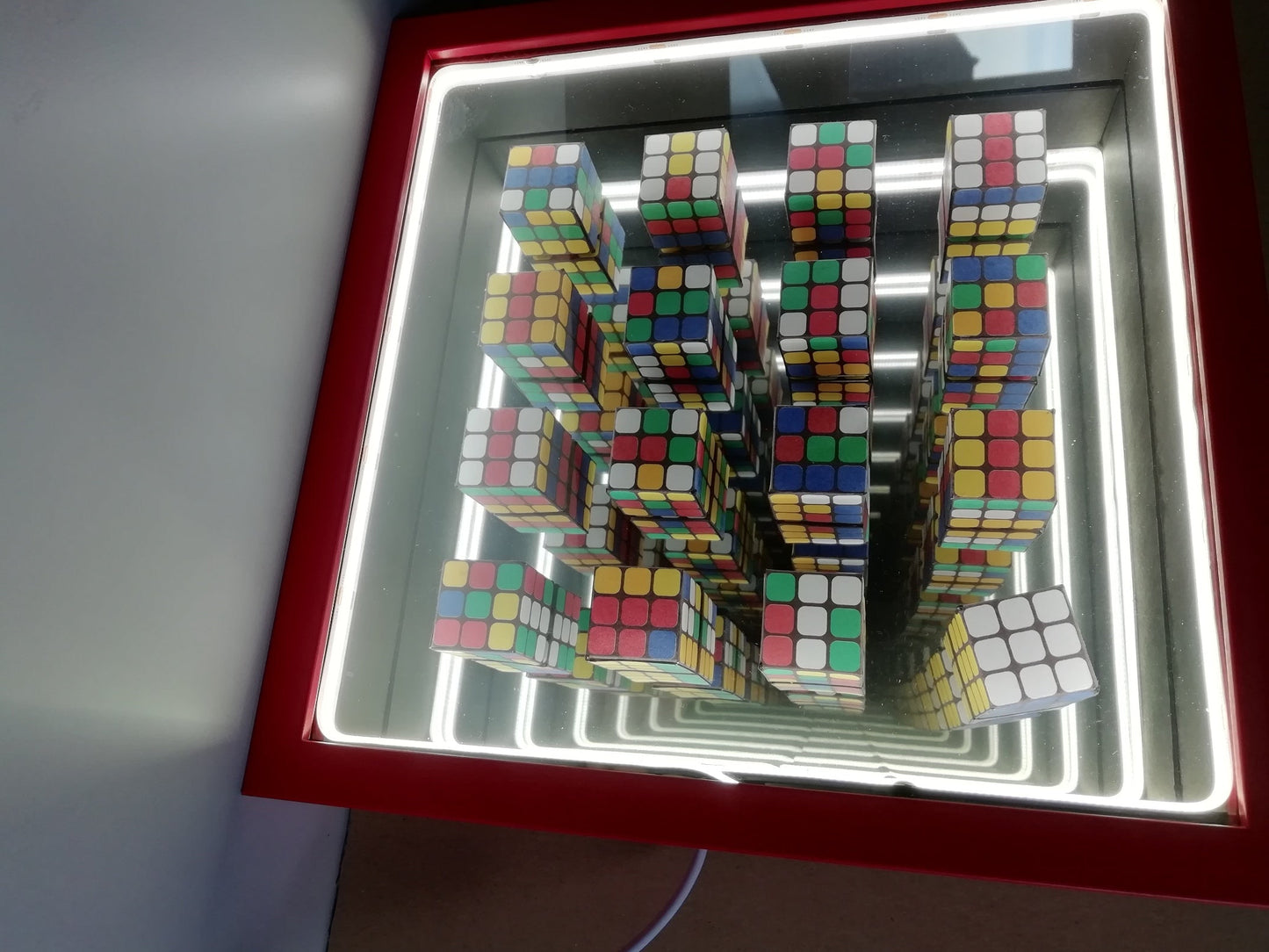 Vue bas centrale Infini Rubiks, cube Rubik réinventé en art contemporain