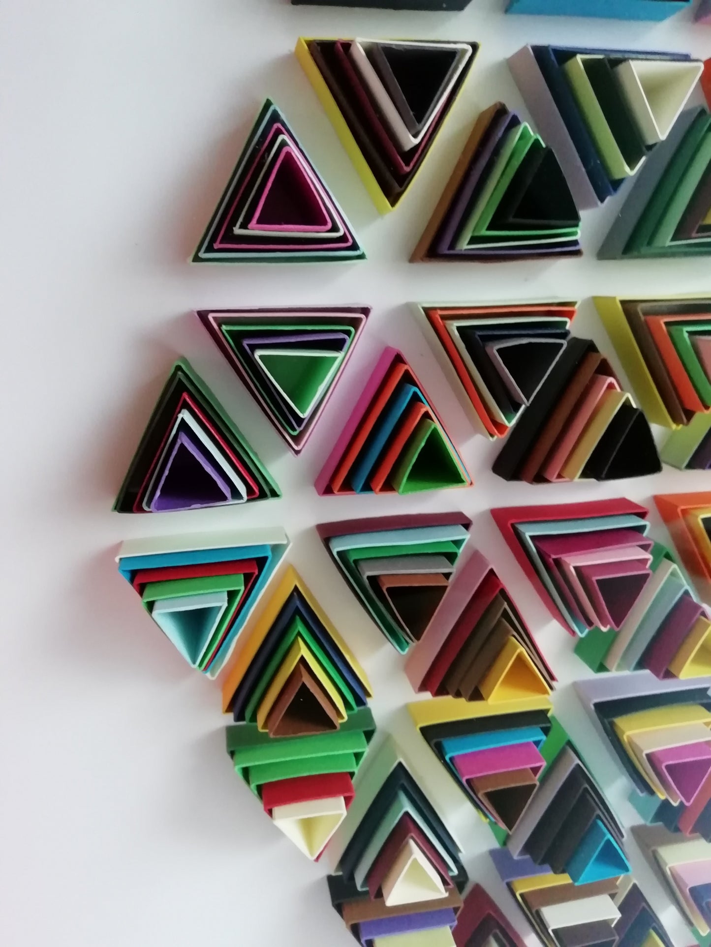 Latéral gauche détail : Détail latéral gauche Triangulation, symétries universelles et harmonie colorée
