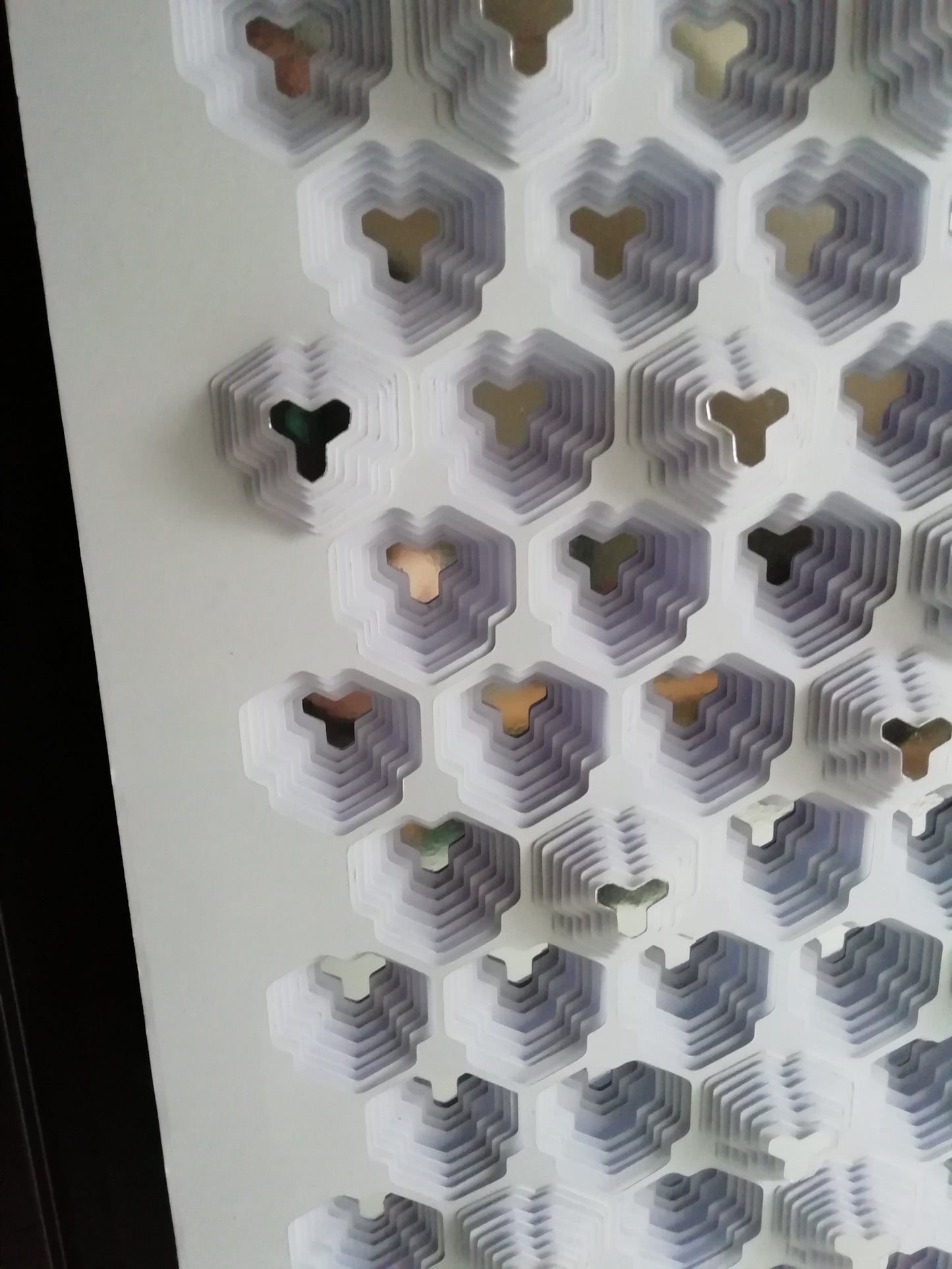 Détail gauche Difraction Hexagonale, précision technique et finition irréprochable