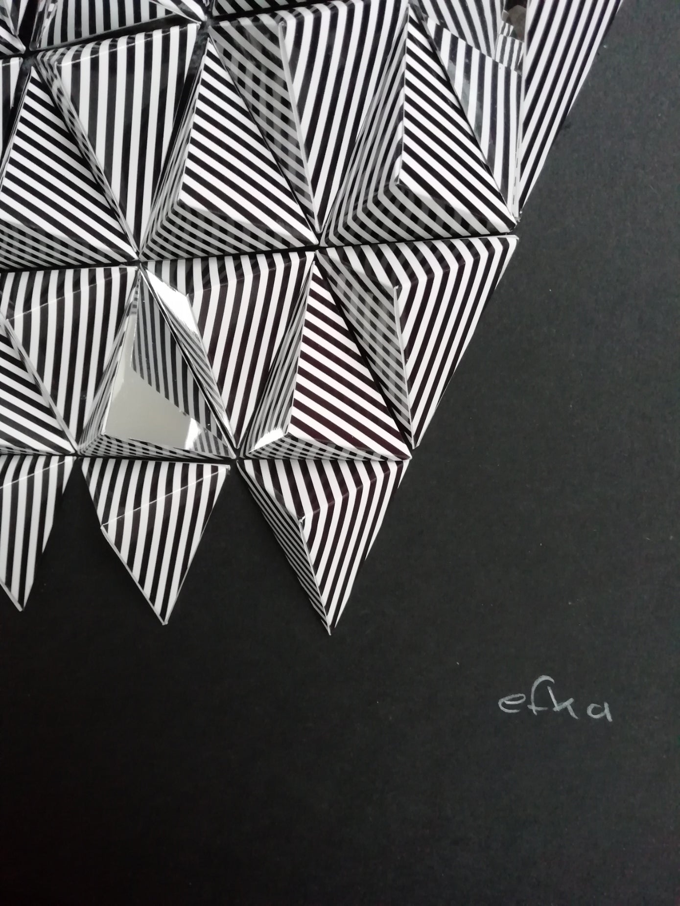 Détail bas droit Pop Triangles, géométrie inversée et effet kaléidoscopique