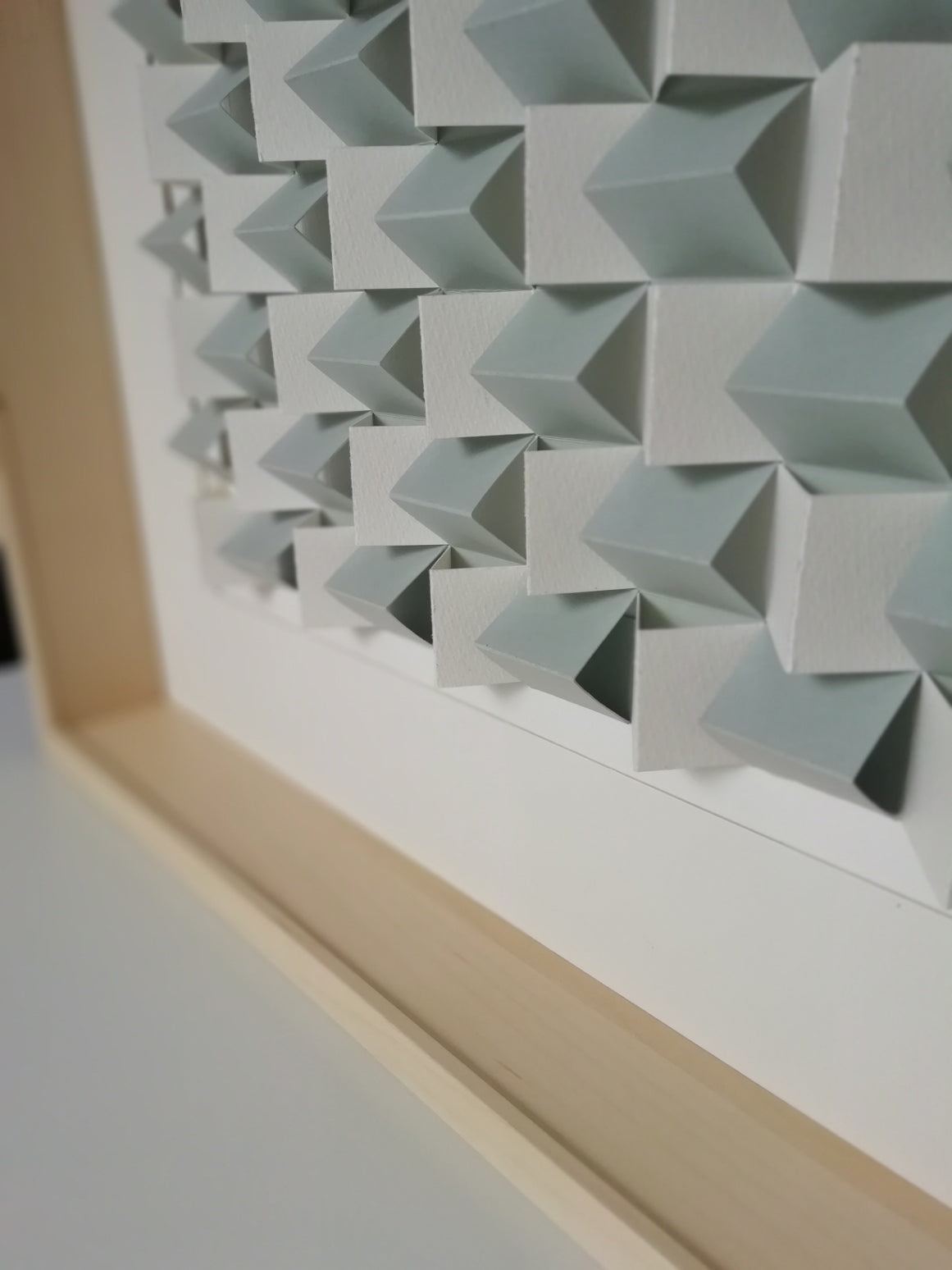 Diedral 02 - Art Minimaliste Papier Blanc Relief | Géométrie Lumineuse Contemporaine | Tableau Abstrait Français | Encadré