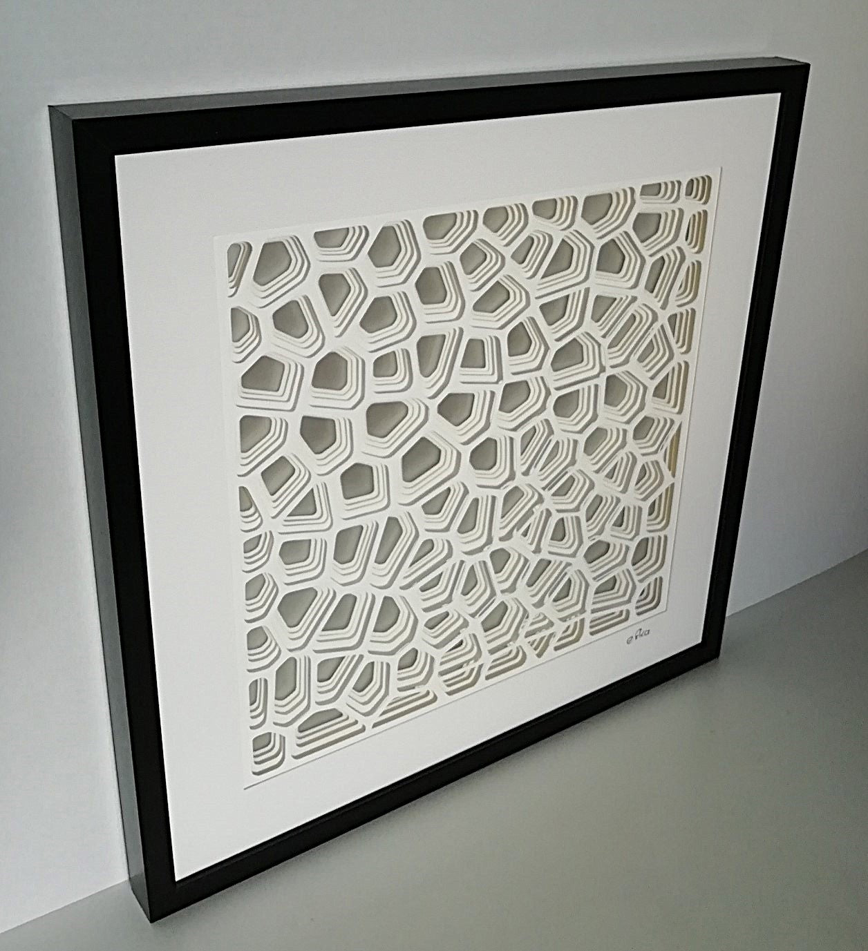 Dialogue cellulaire sculpture papier 3D, effet d'optique, vue latérale gauche complète négatif