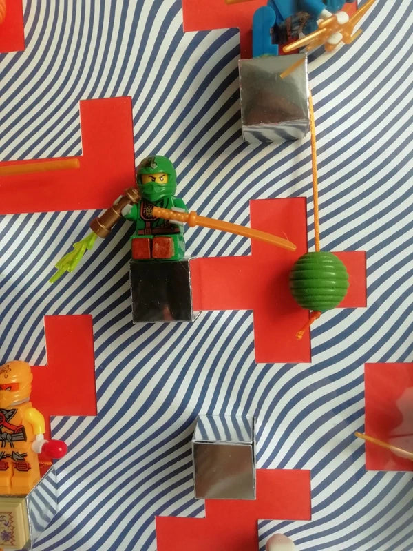 Détail central A l'Assaut, figurines LEGO sublimées et sculpture narrative héroïque