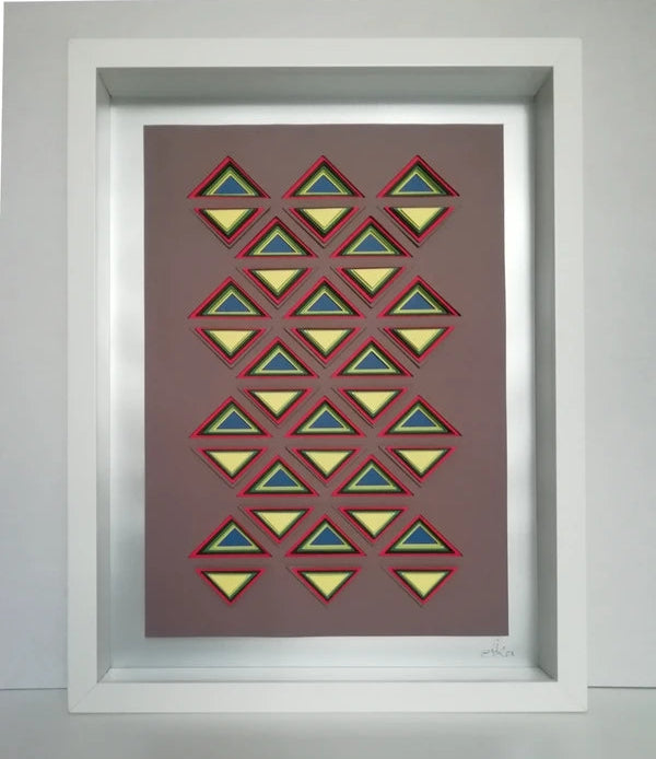 Triangulation Pop vue frontale, textile optique contemporain et géométrie chromatique sensorielle