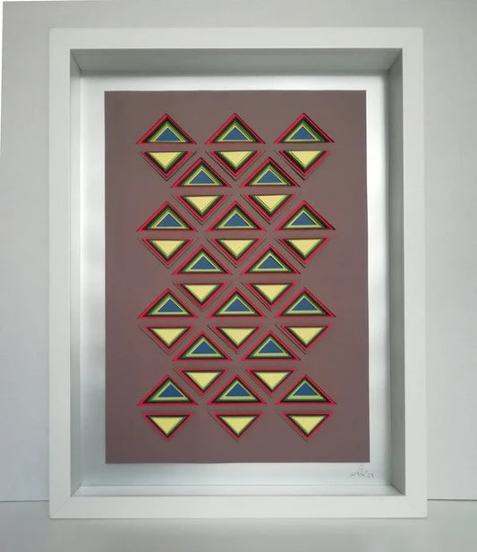 Triangulation Pop vue frontale, textile optique contemporain et géométrie chromatique sensorielle