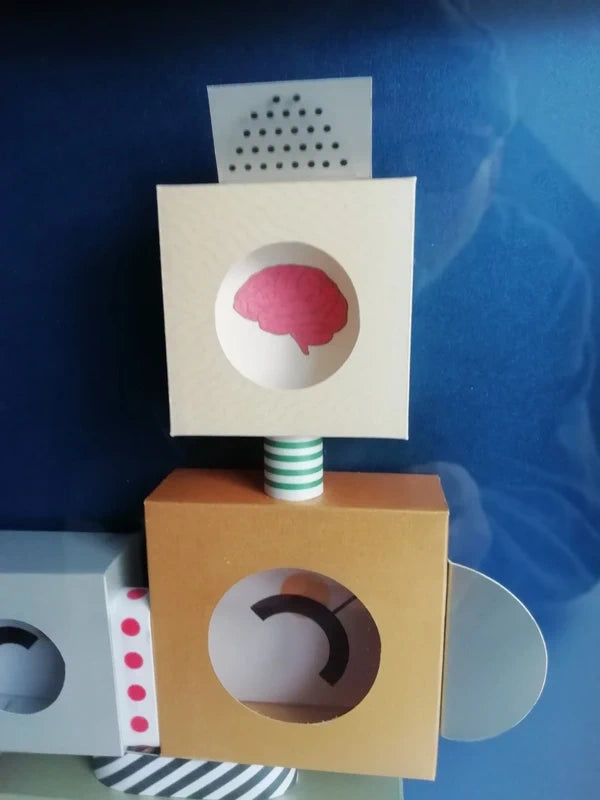 Détail central Memphis Robot V2, héritage surréaliste Dalí Magritte Ernst
