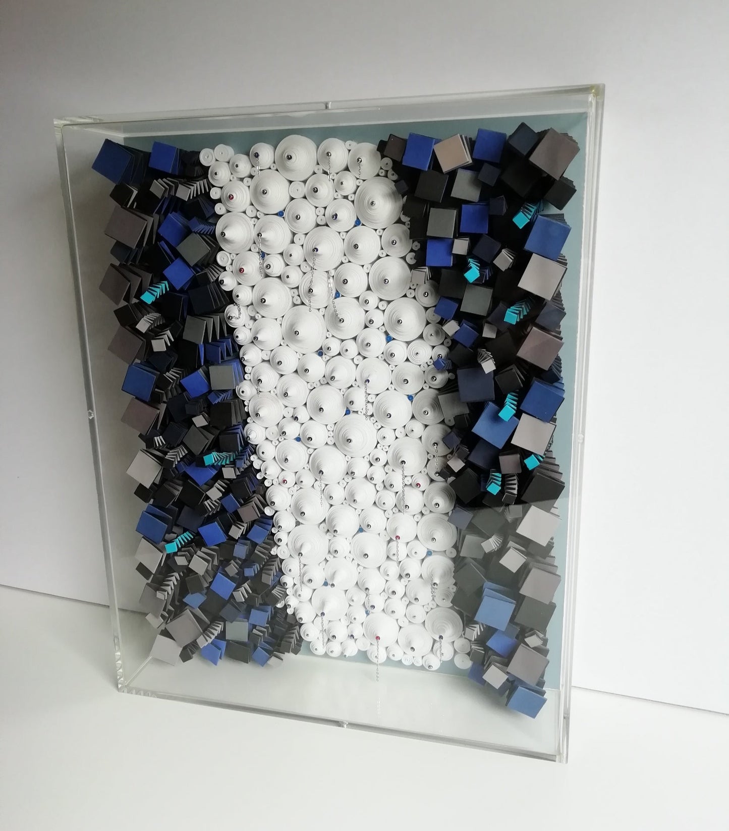 Au Milieu Coule la Rivière profil droit, sculpture mixte acier et plexiglas 10cm relief