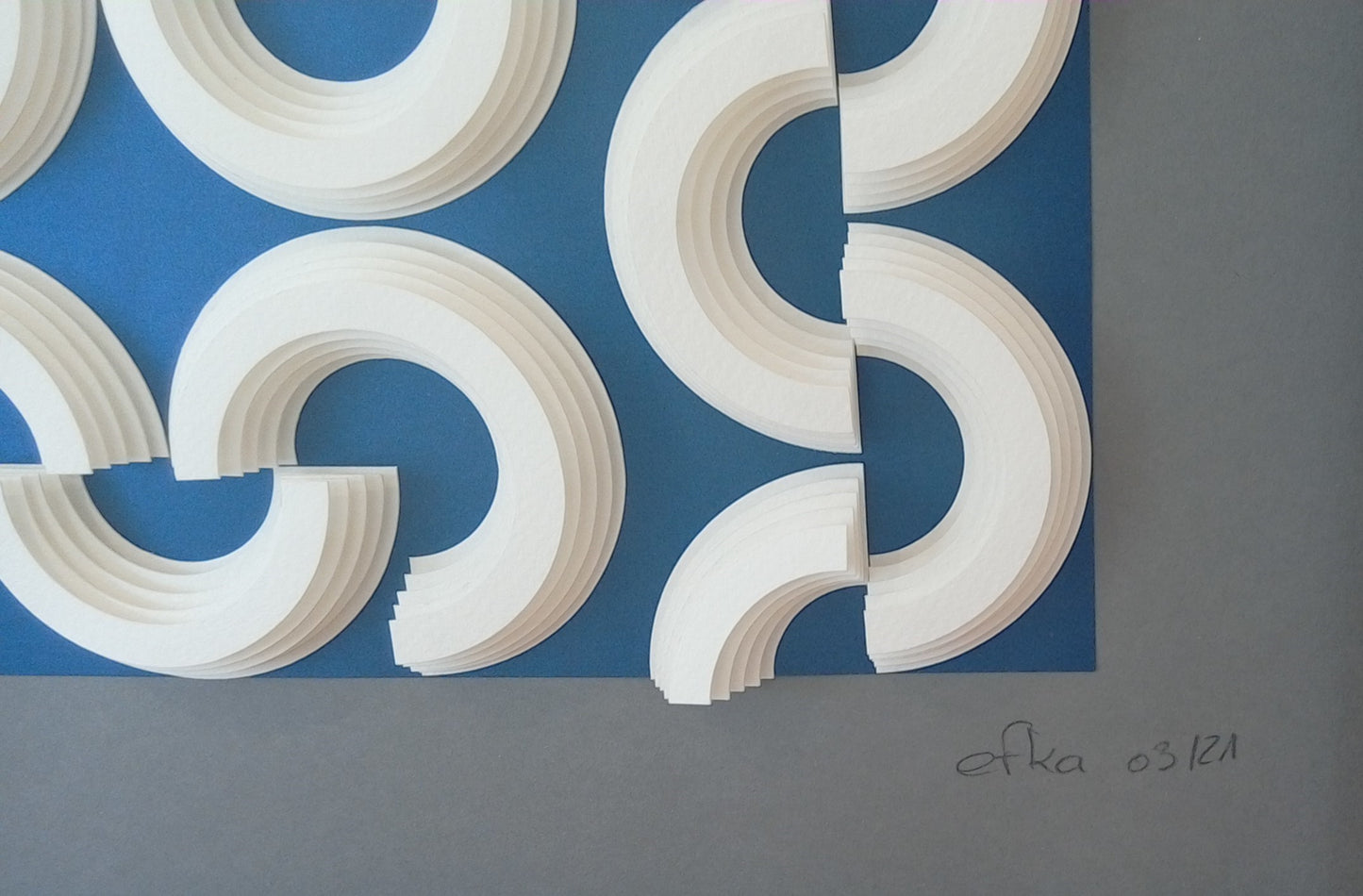 Détail latéral droit Circle Diffraction, relief sculptural et jeu d'ombres optiques