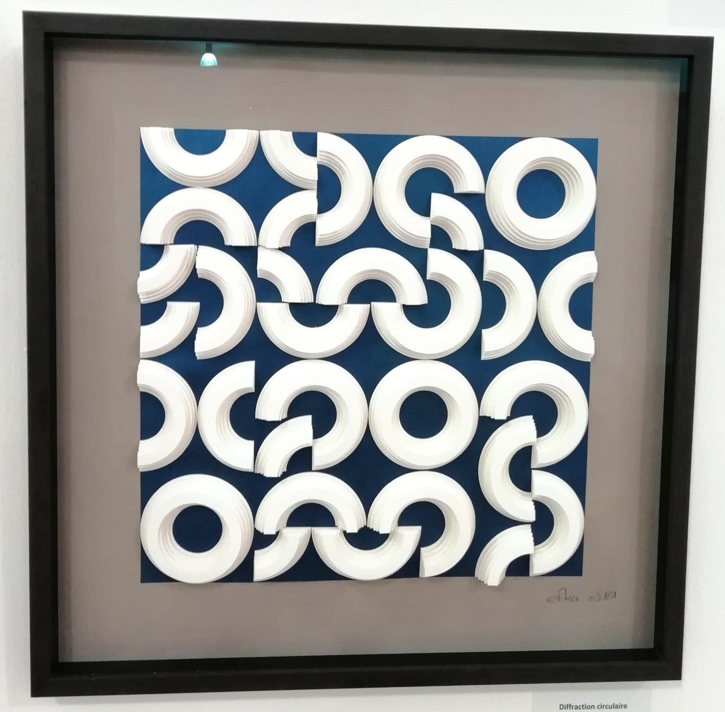 Circle Diffraction Op Art circulaire historique, géométrie hypnotique Vasarely bleue