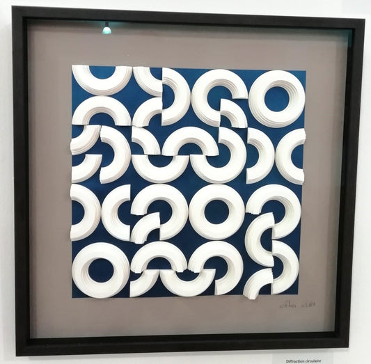Circle Diffraction Op Art circulaire historique, géométrie hypnotique Vasarely bleue