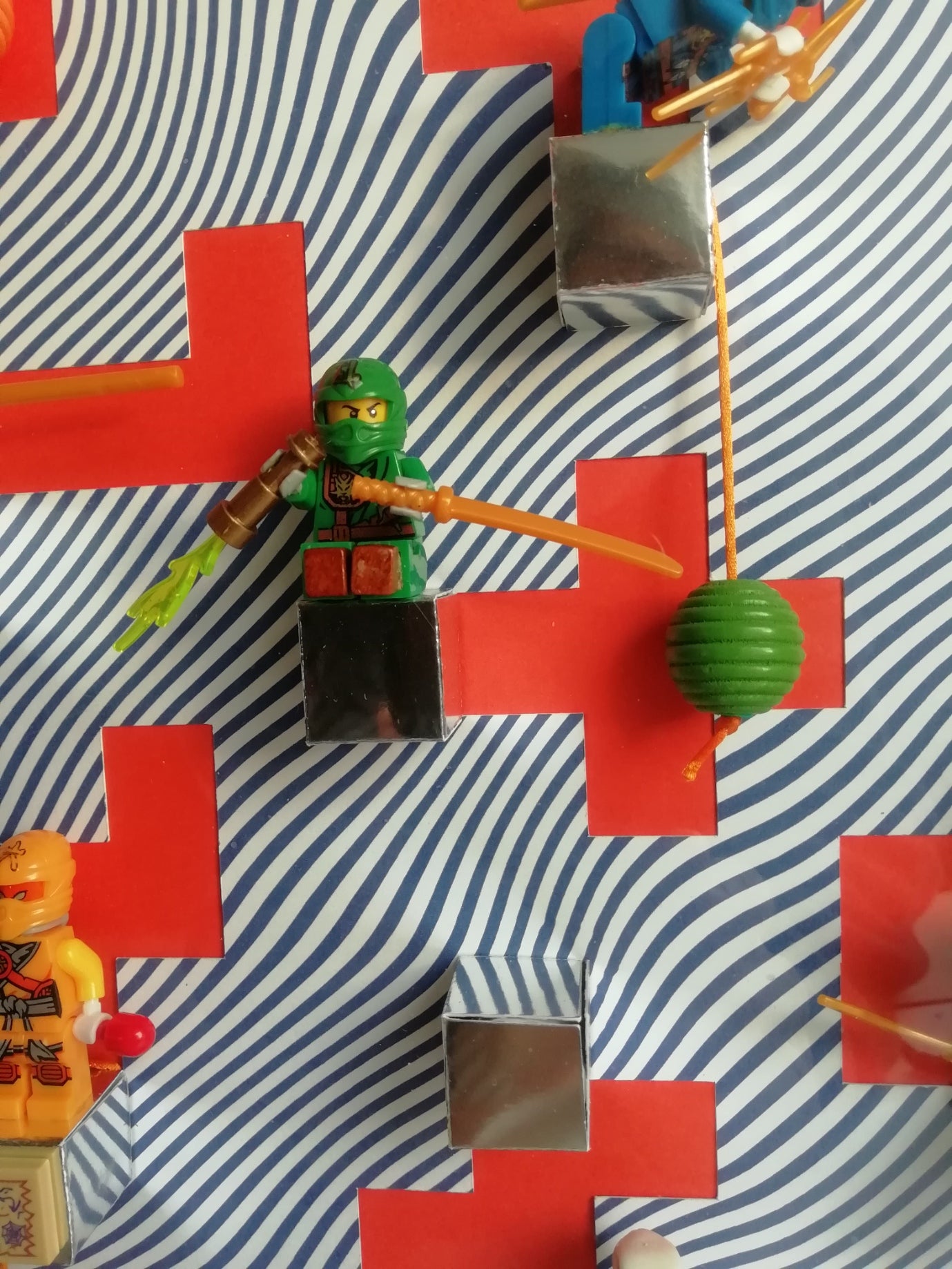 Détail central A l'Assaut - figurines LEGO sublimées sculpture narrative héroïque