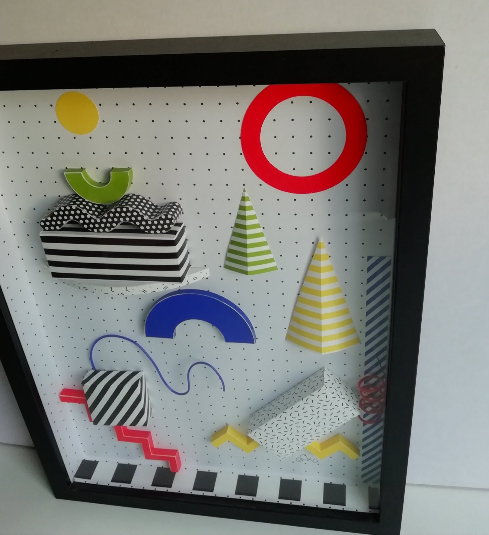 Profil droit Memphis Extract, design italien antifonctionnel et couleurs saturées