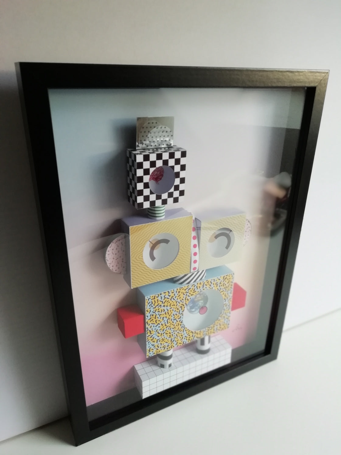 Profil Memphis Robot montrant le relief 3D et jeu d'ombres sculpturales