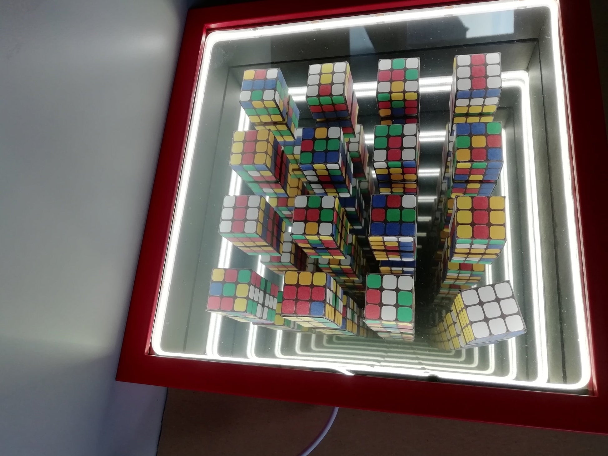 Vue bas centrale Infini Rubiks, cube Rubik réinventé en art contemporain