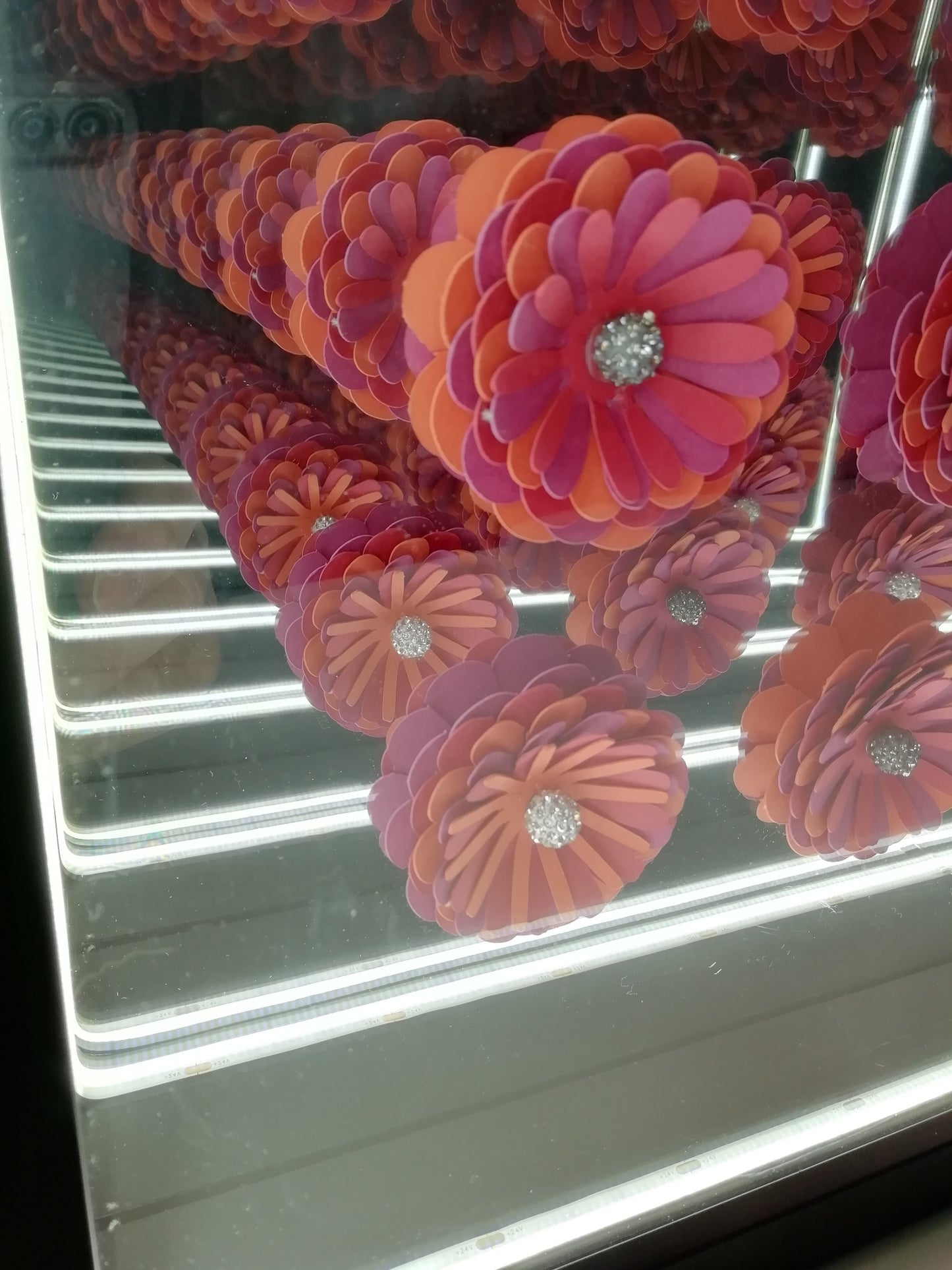 Floraison Éternelle bas gauche - perspective infinie répétition géométrique art optique