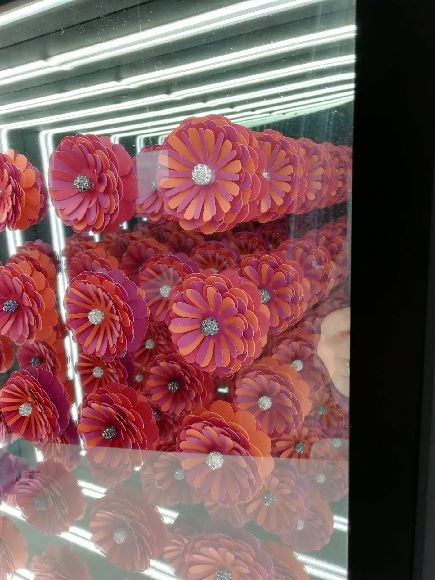 Floraison Éternelle latérale haut - perspective infinie répétition géométrique art optique