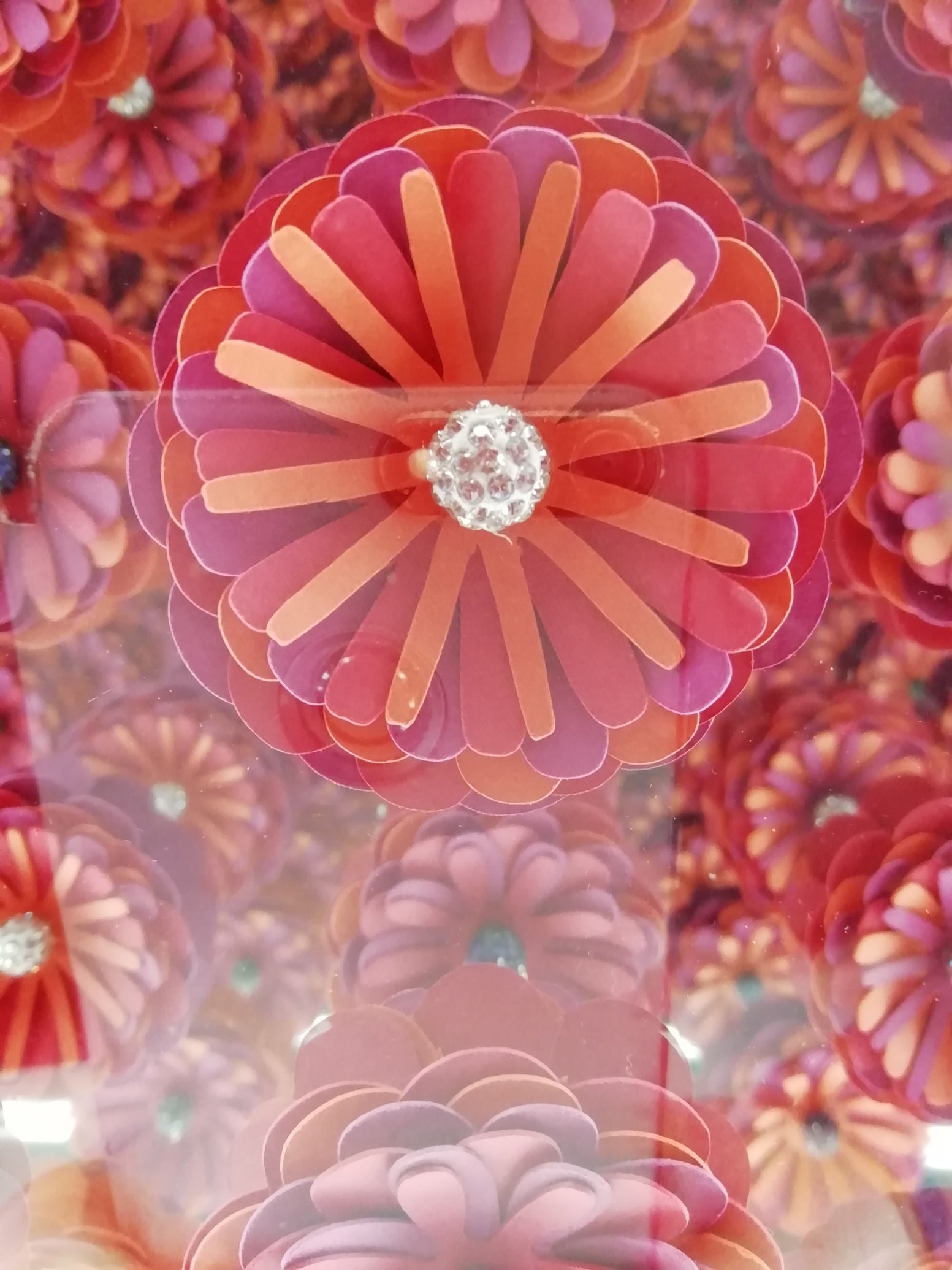 Floraison éternelle, perspective infinie, détail central, reflexion géométrique, art optique