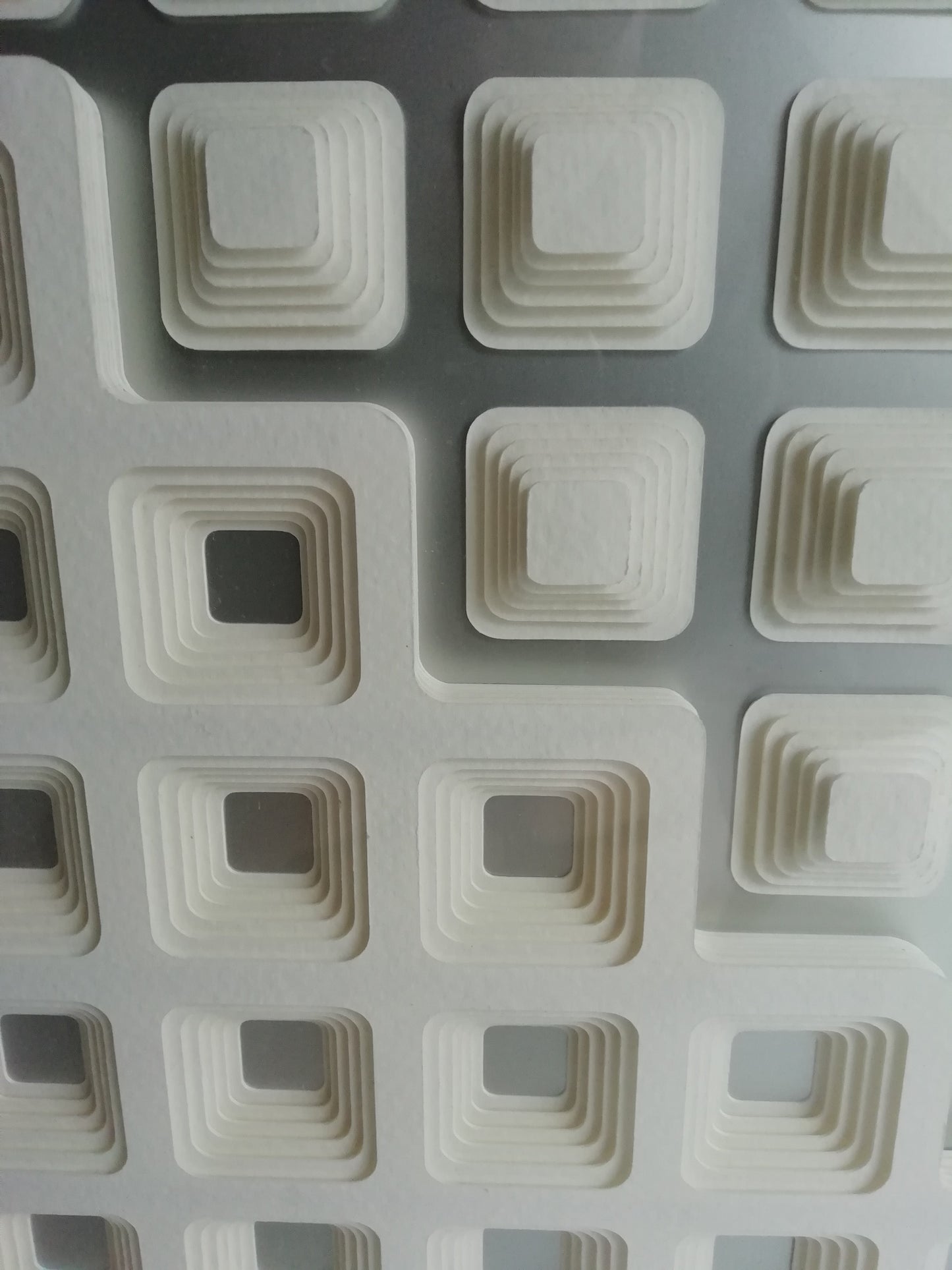 Face à face, conception abstraite minimaliste, opposition des surfaces en plein et creux