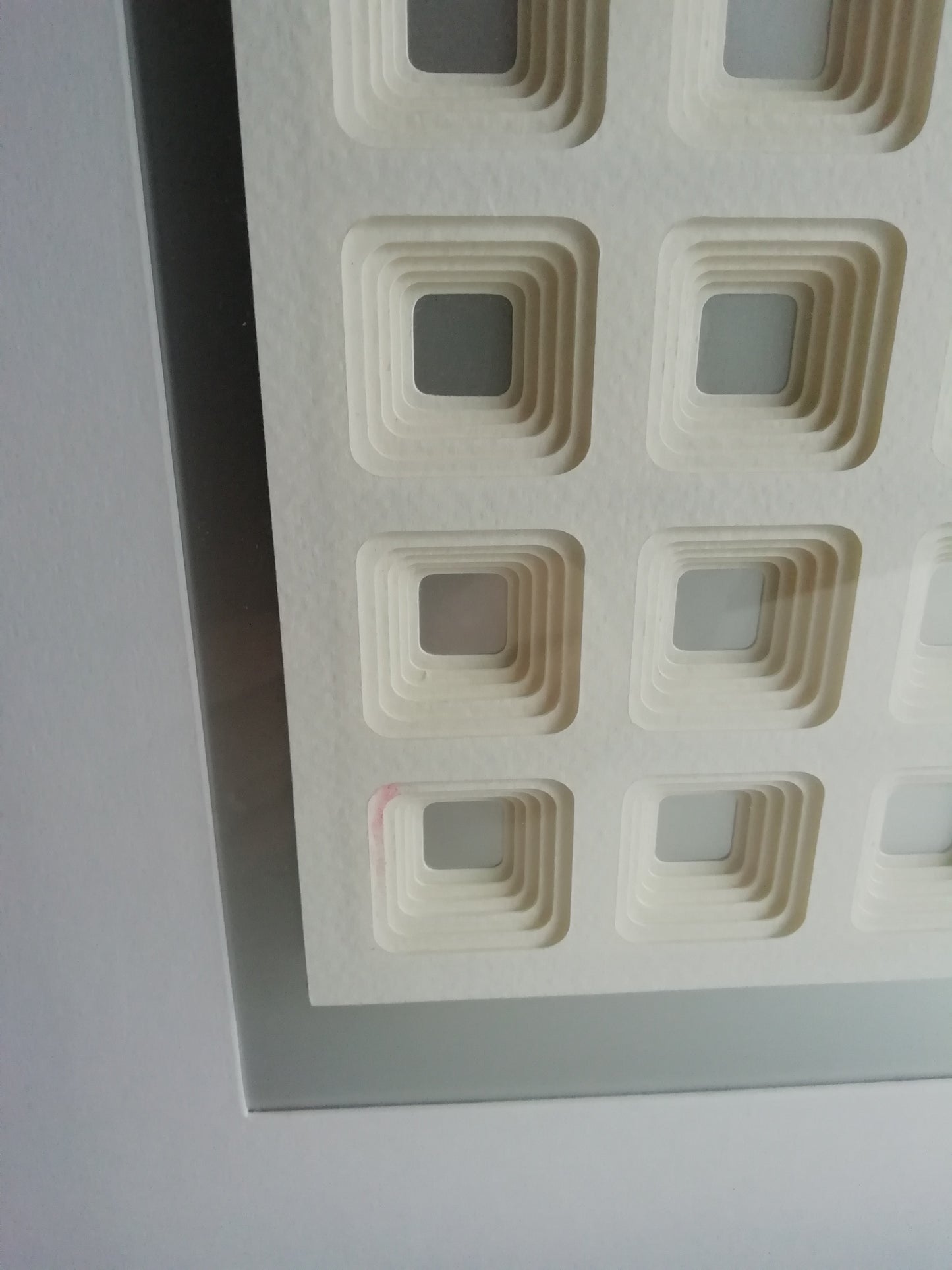 Face à face, conception visuellement engageante, détail des creux