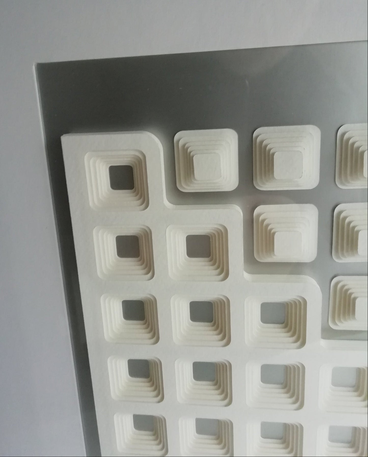 Face à face, oeuvre abstraite minimaliste, interaction visuelle de formes simples et combinées