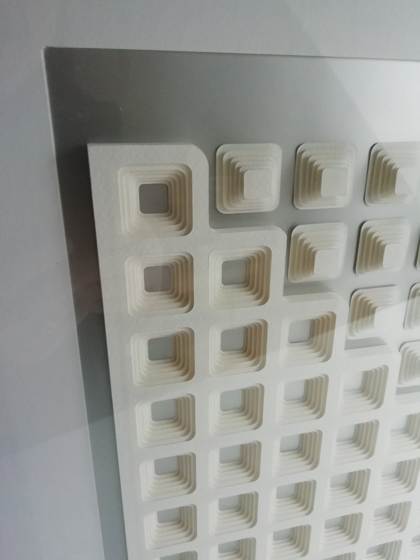 Face à face, conception murale abstraite, opposition réfléchie des surfaces, intérêt visuel 