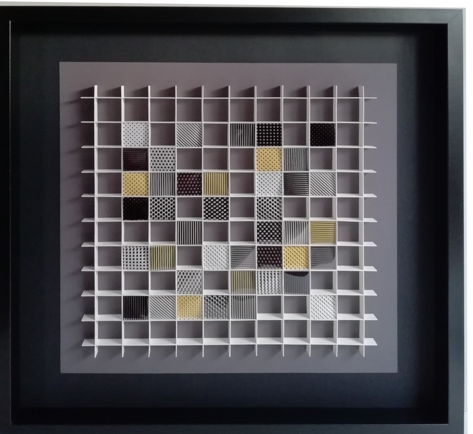 Damier face encadré, minimalisme conceptuel et système organisé