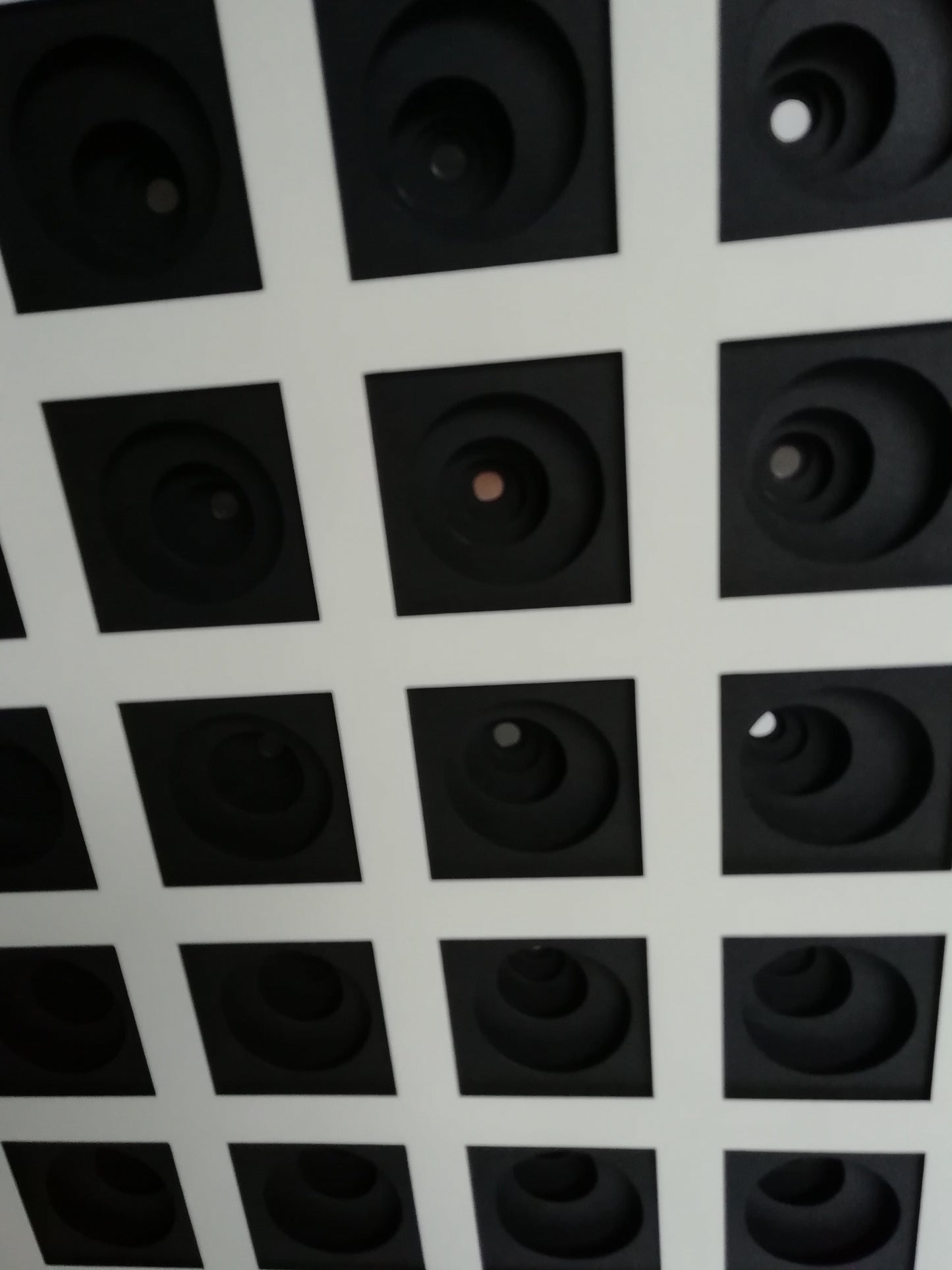 Multispot, vue latérale droit, sculpture avec effet d'optiquel