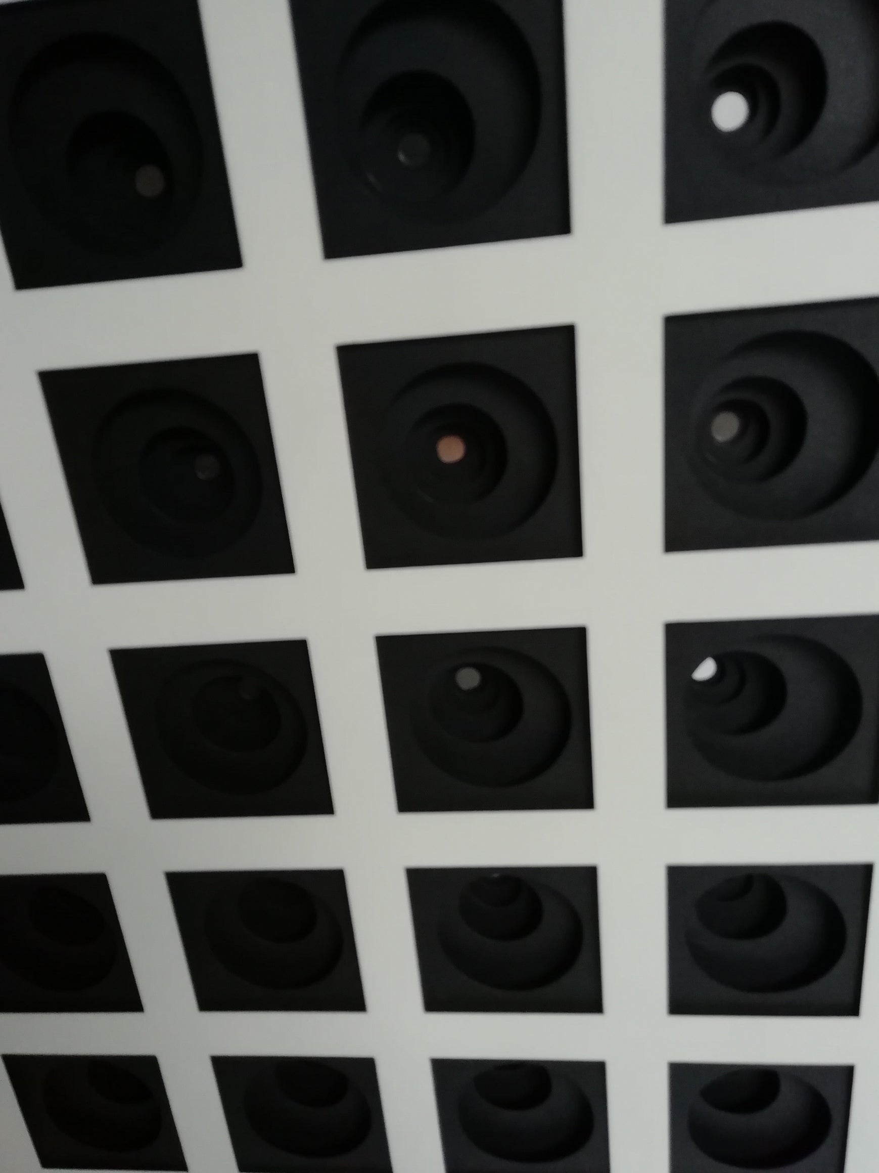 Multispot, vue latérale droit, sculpture avec effet d'optiquel