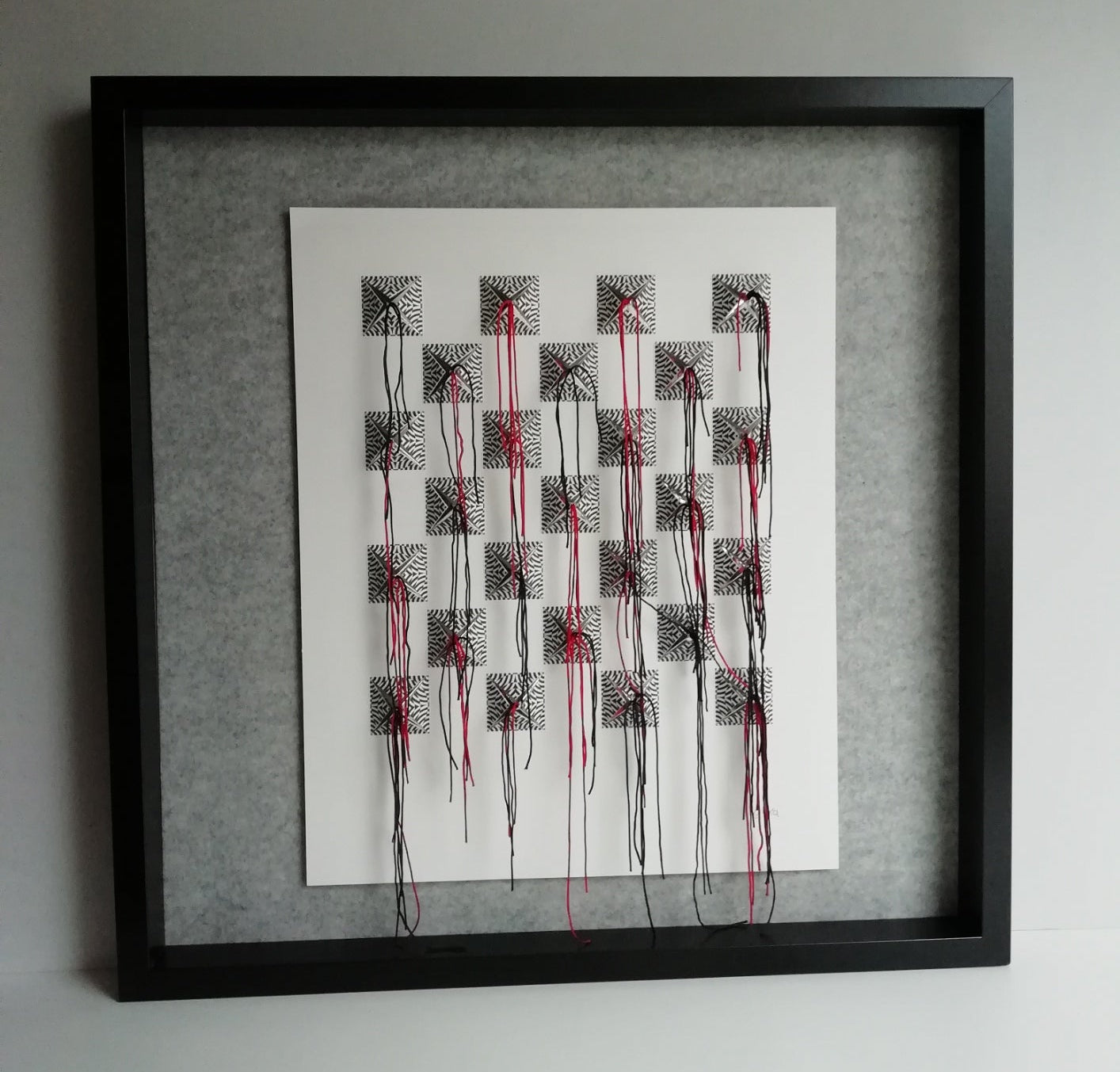 Pop Éclosion détail - paper art 3D carrés psychédéliques fils noirs rouges