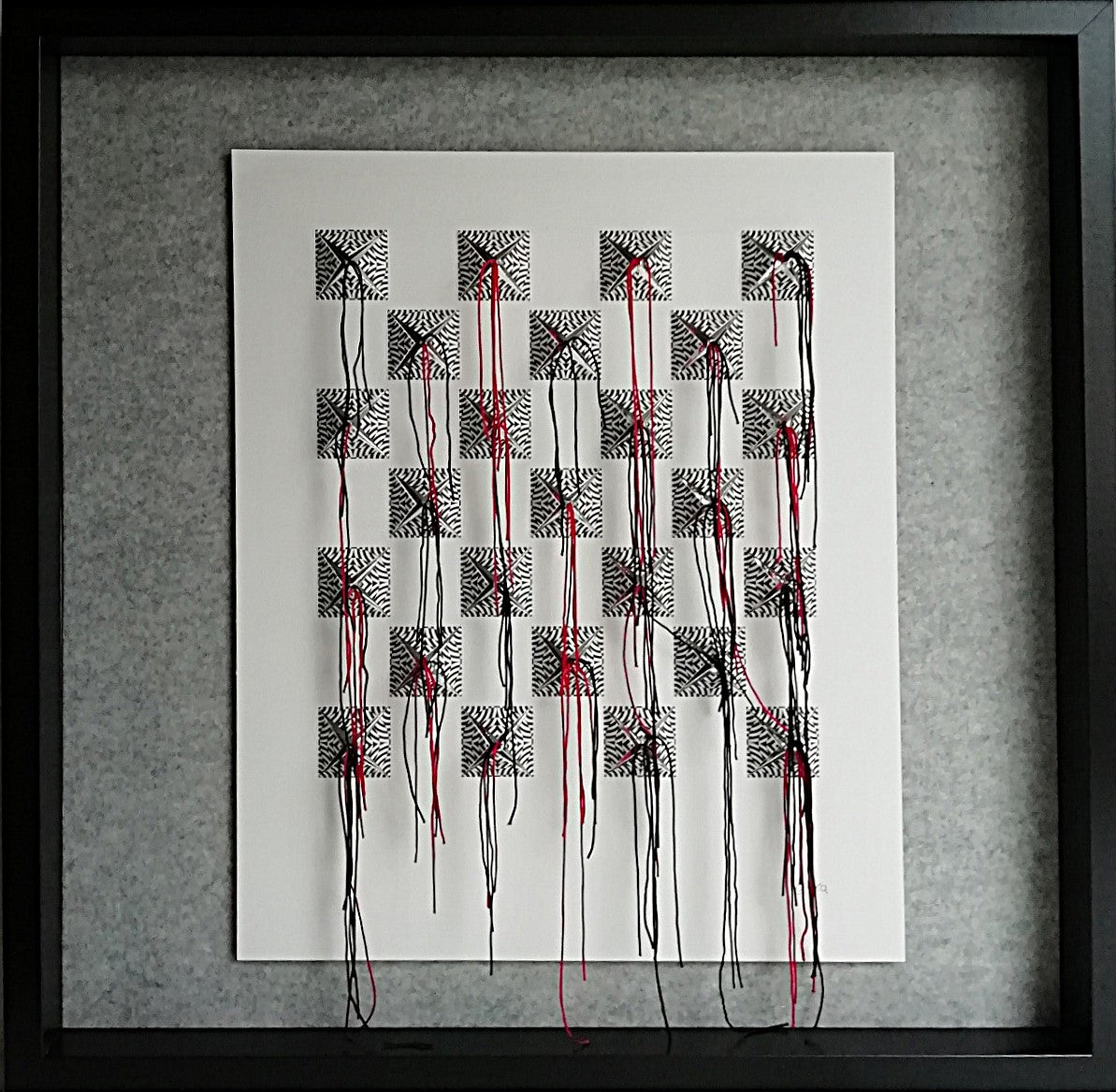 Pop Éclosion - sculpture murale grille carrés fils Op Art