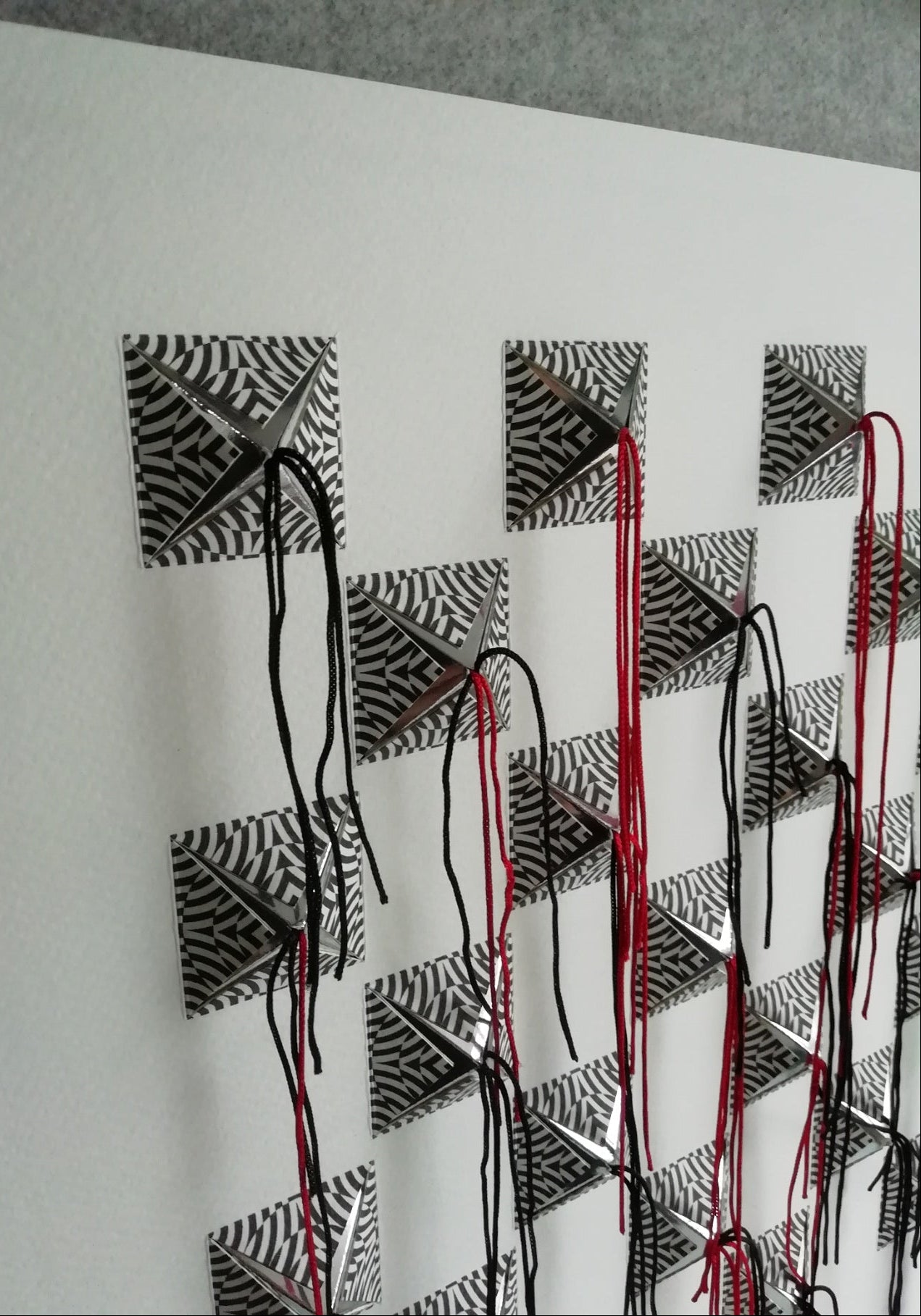 Pop éclosion, tableau psychédélique, motis géométriques, vue latérale gauche haut 