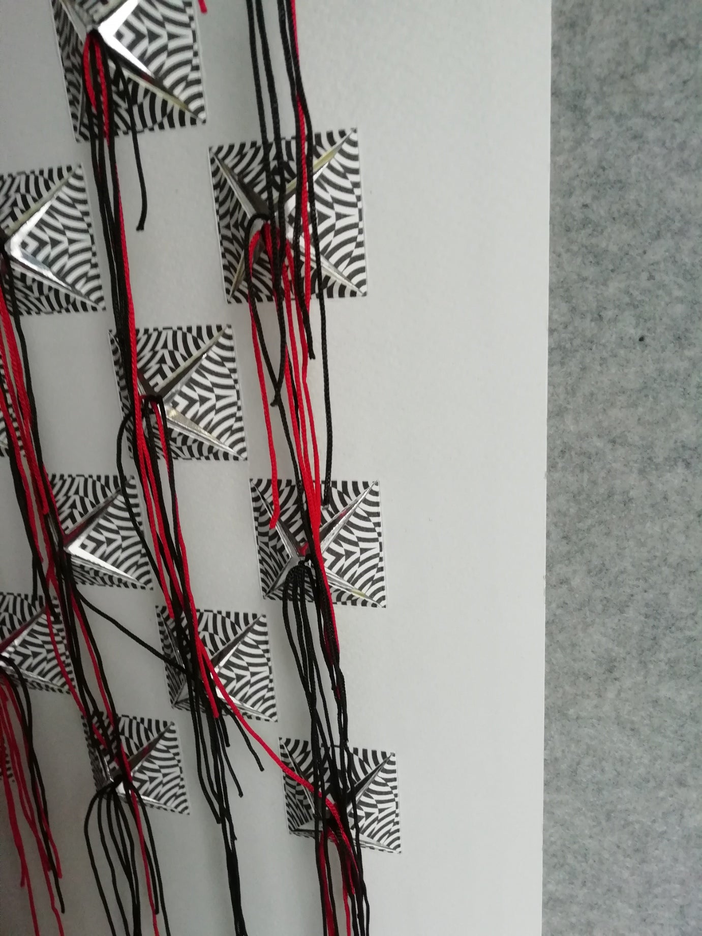 Pop éclosion, sculpture murale paper et fils, vue détail à droite, motifs géométriques psychédéliques noir blanc