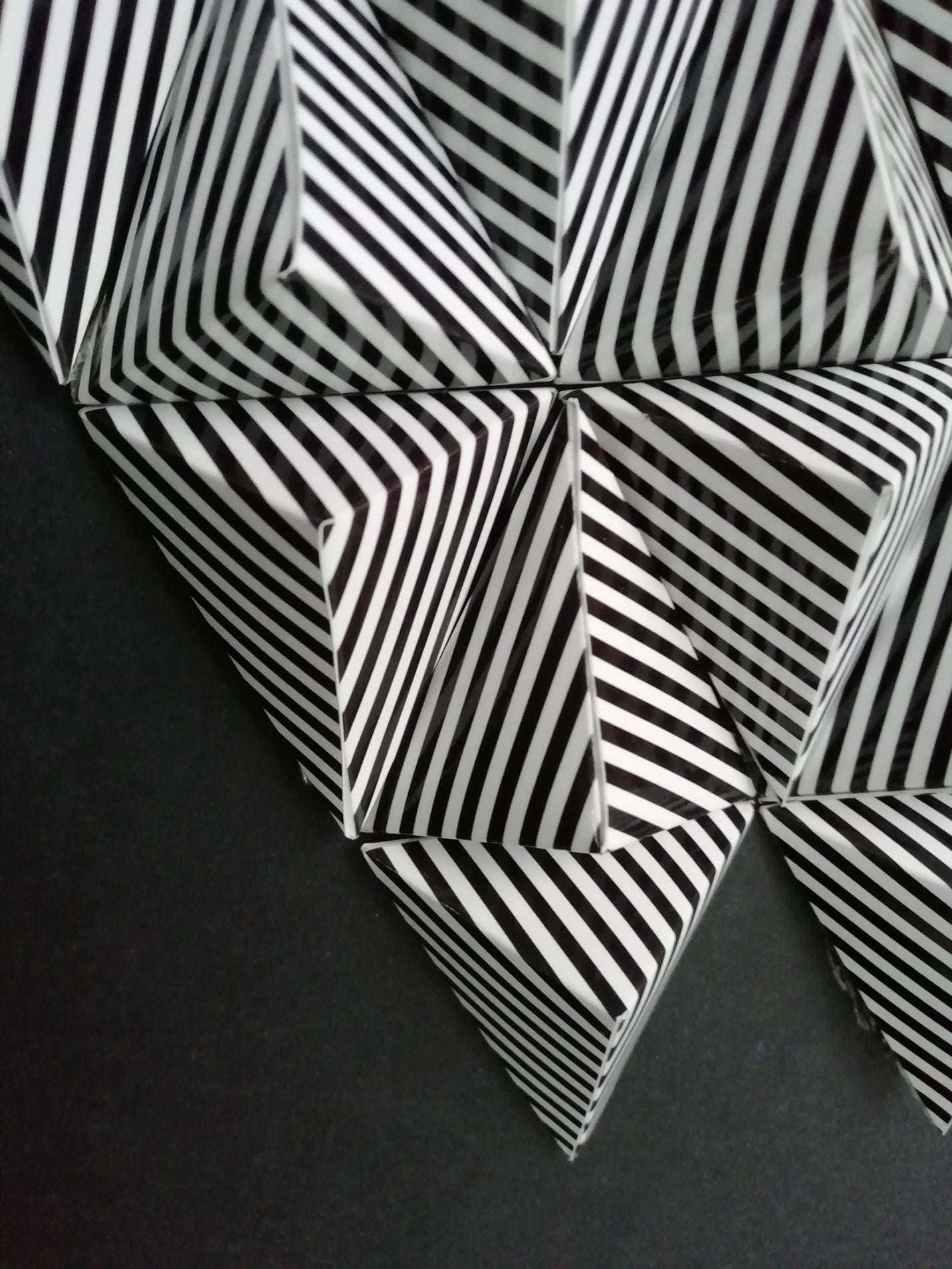 Détail latéral Pop Triangles Double Reverse, art optique contemporain encadré