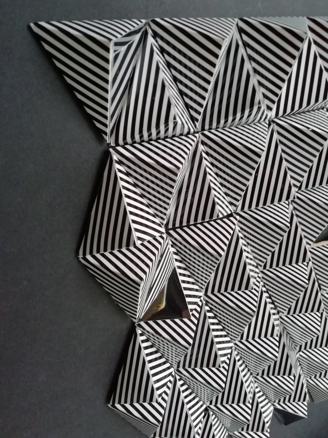 Profil gauche Pop Triangles, mouvement perpétuel et illusion cinétique