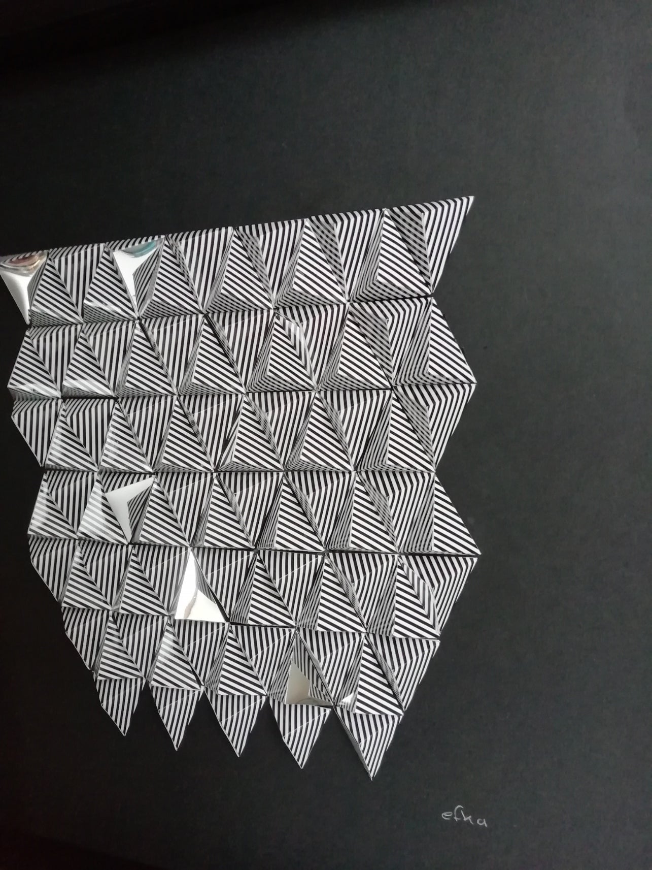 Profil droit Pop Triangles Double Reverse, relief sculptural et jeu d'ombres