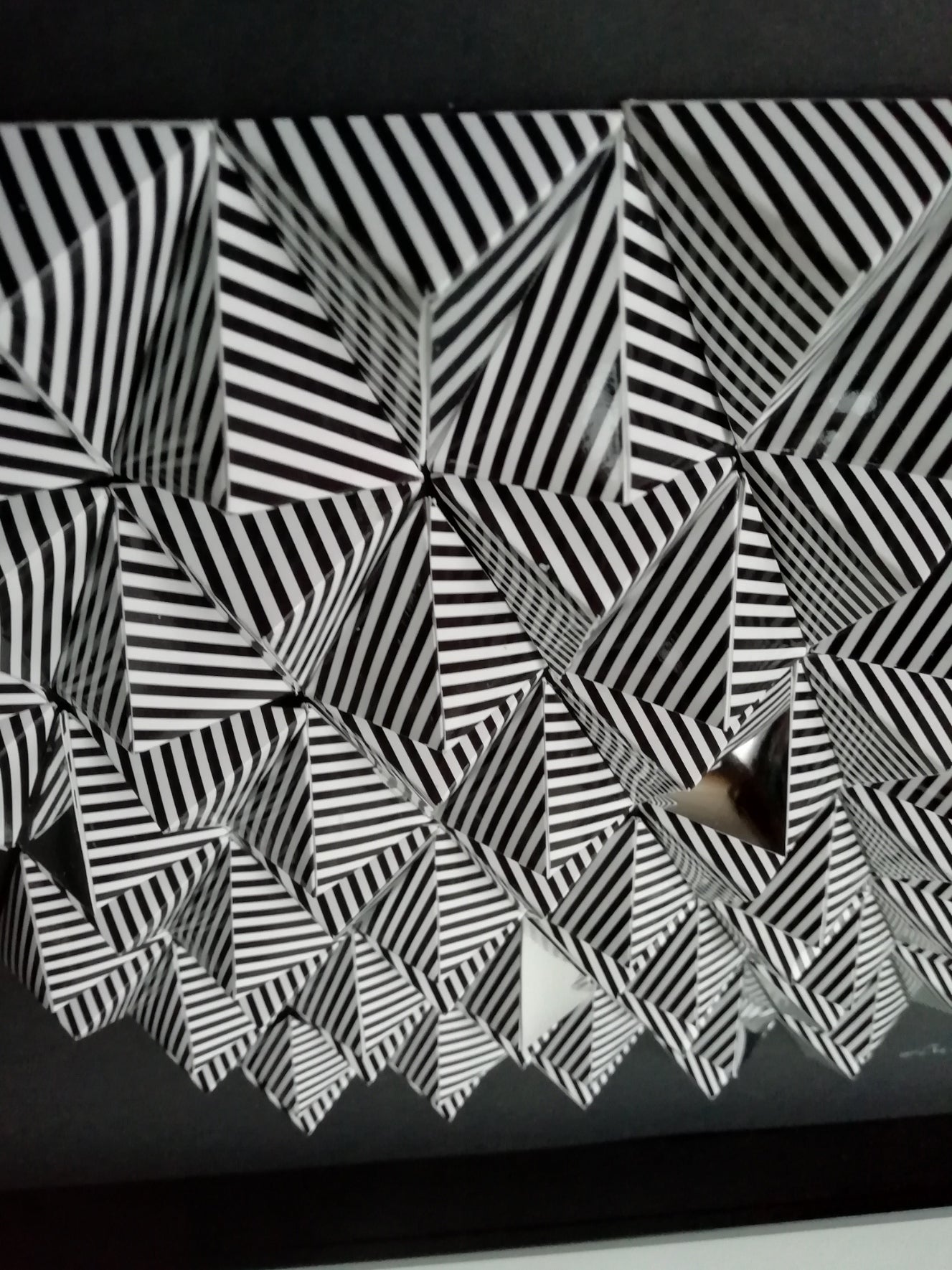 Détail central Pop Triangles, effet hypnotique et vibration rétinienne maîtrisée