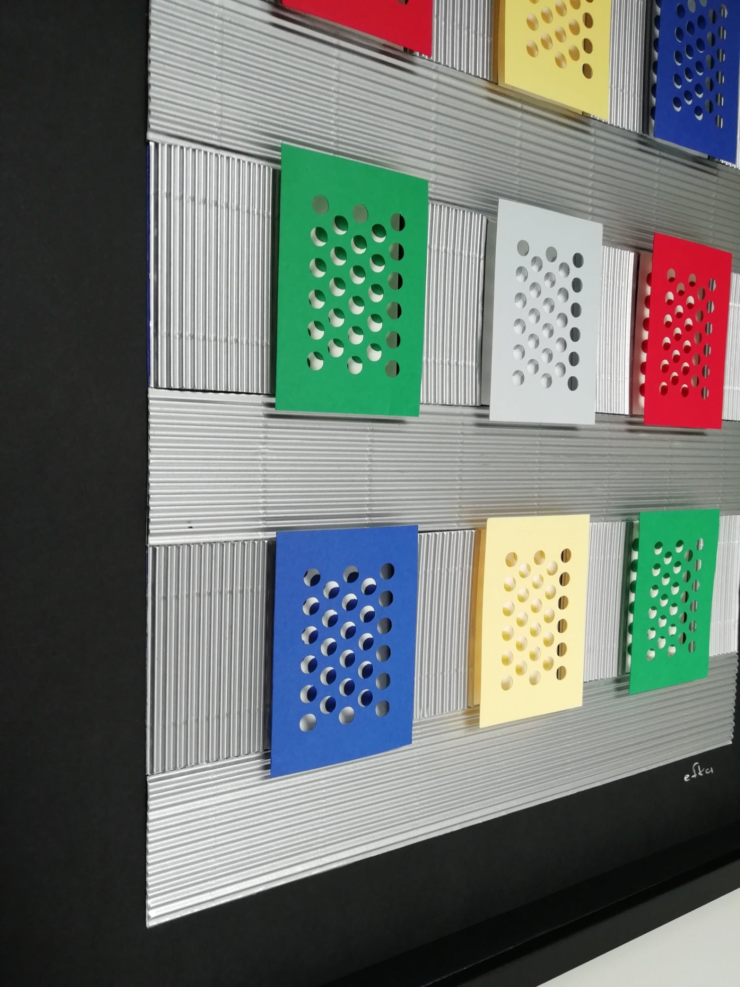 Façade, latéral bas gauche, art optique mural coloré