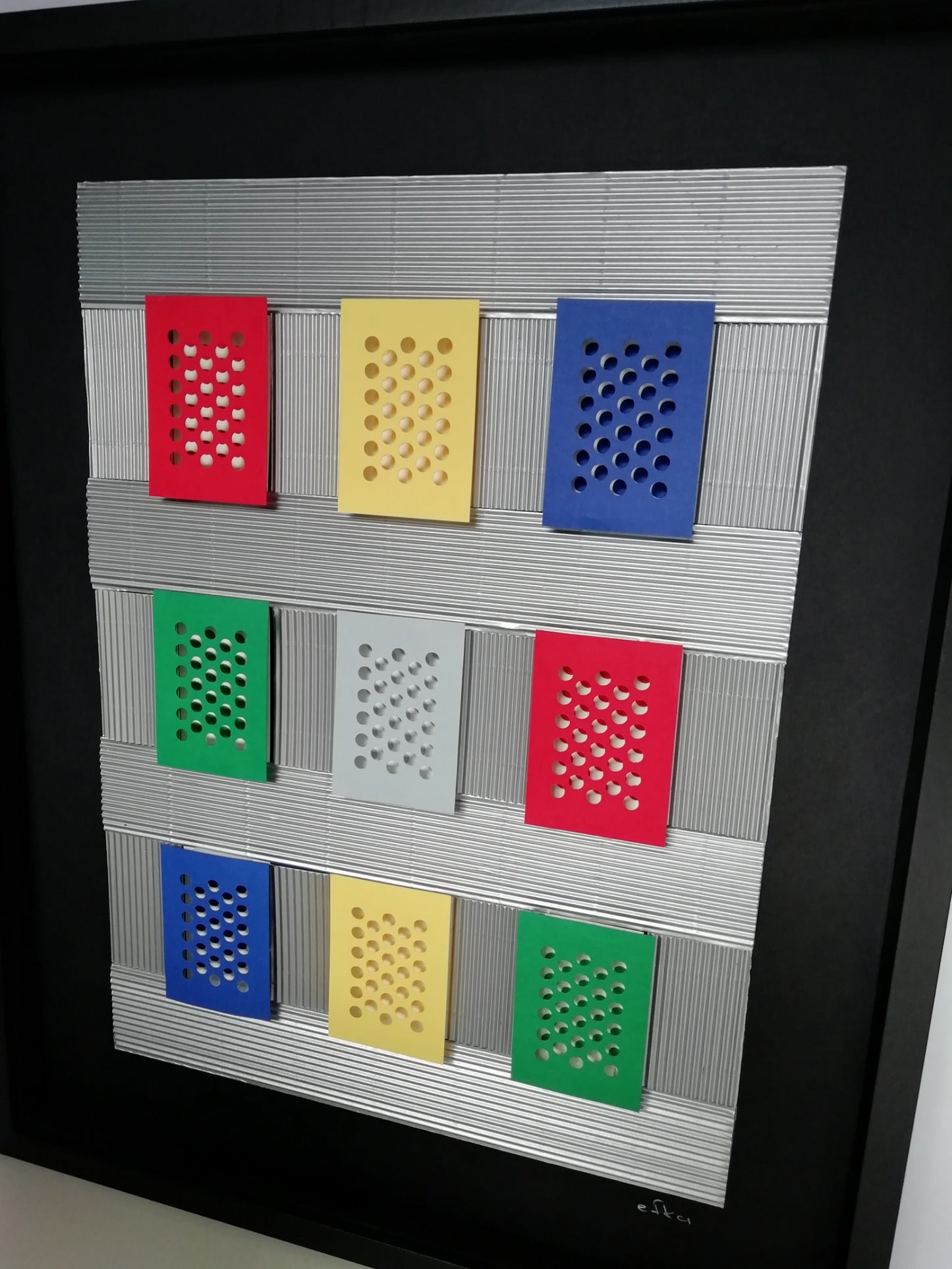 Façade, ensemble latéral vue droit, art optique mural coloré