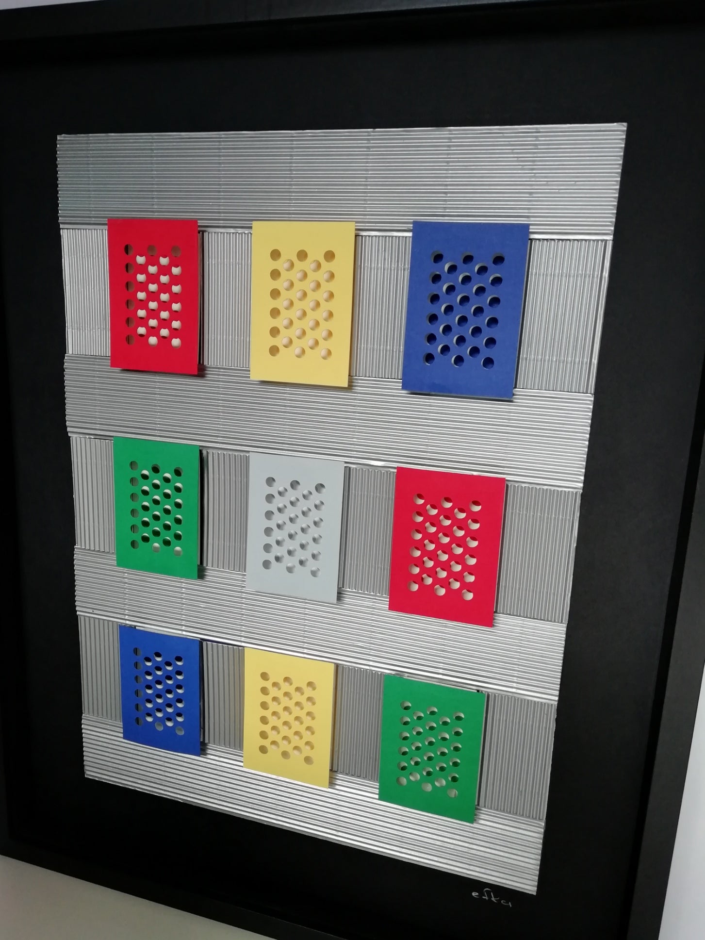 Façade, ensemble latéral vue droit, art optique mural coloré