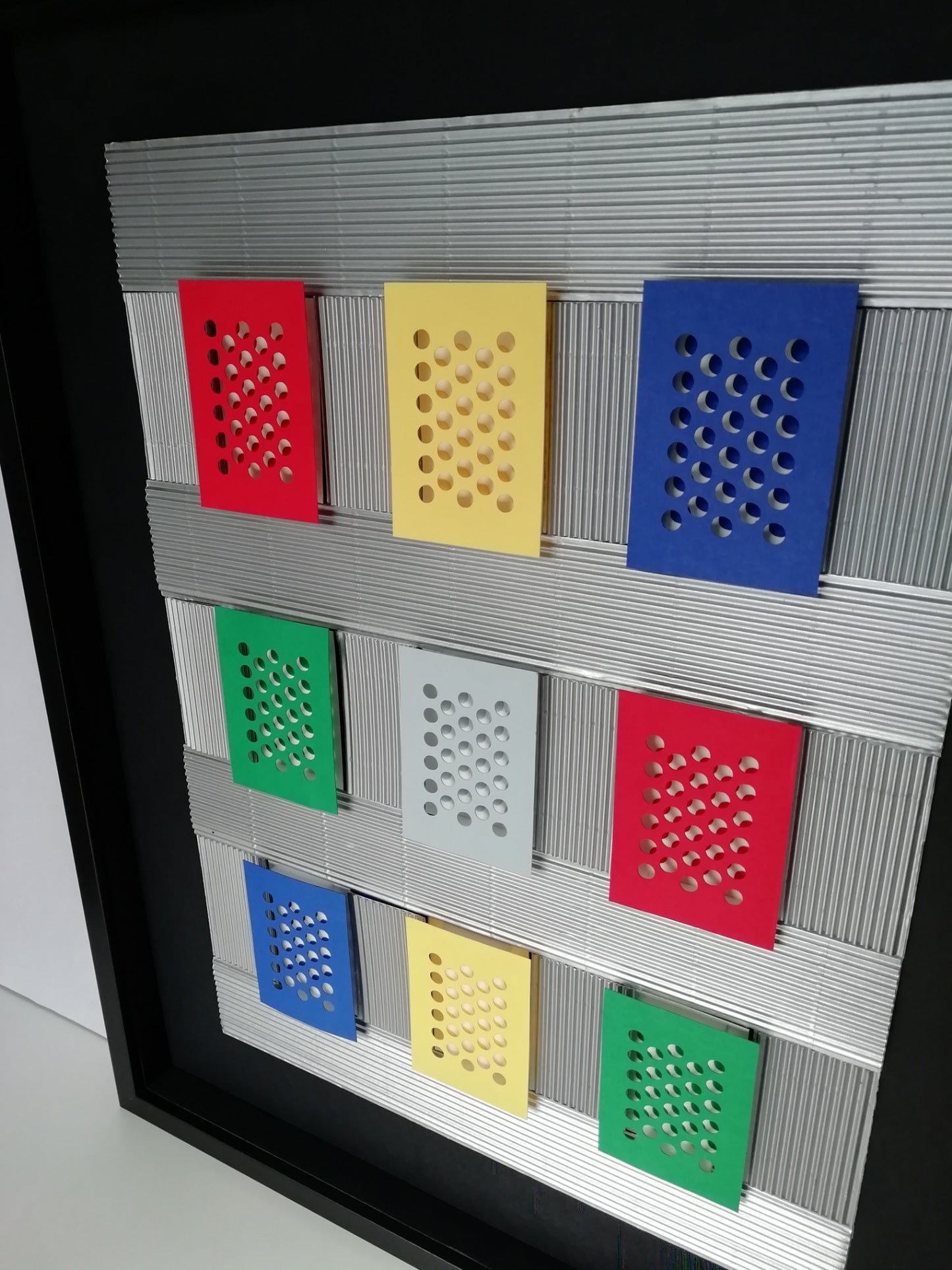 Façade - Art Géométrique Perforé | Hommage De Stijl Op Art Contemporain | Tableau contemporain | Encadré