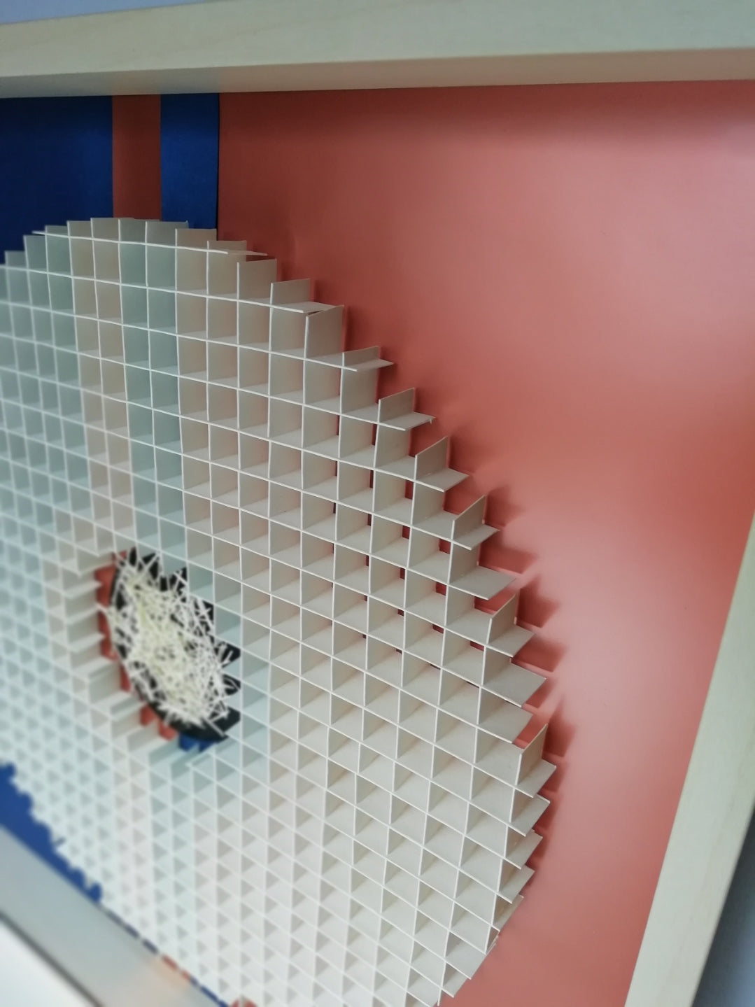 Vue latérale droite supérieure Grillardin, héritage Op Art et précision mathématique
