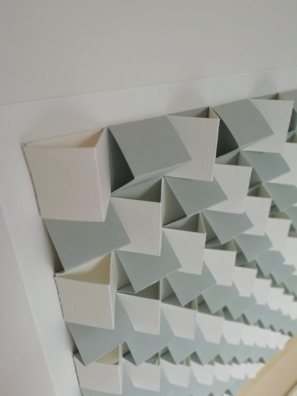 Diedral 02 profil - géométrie minimaliste relief papier blanc