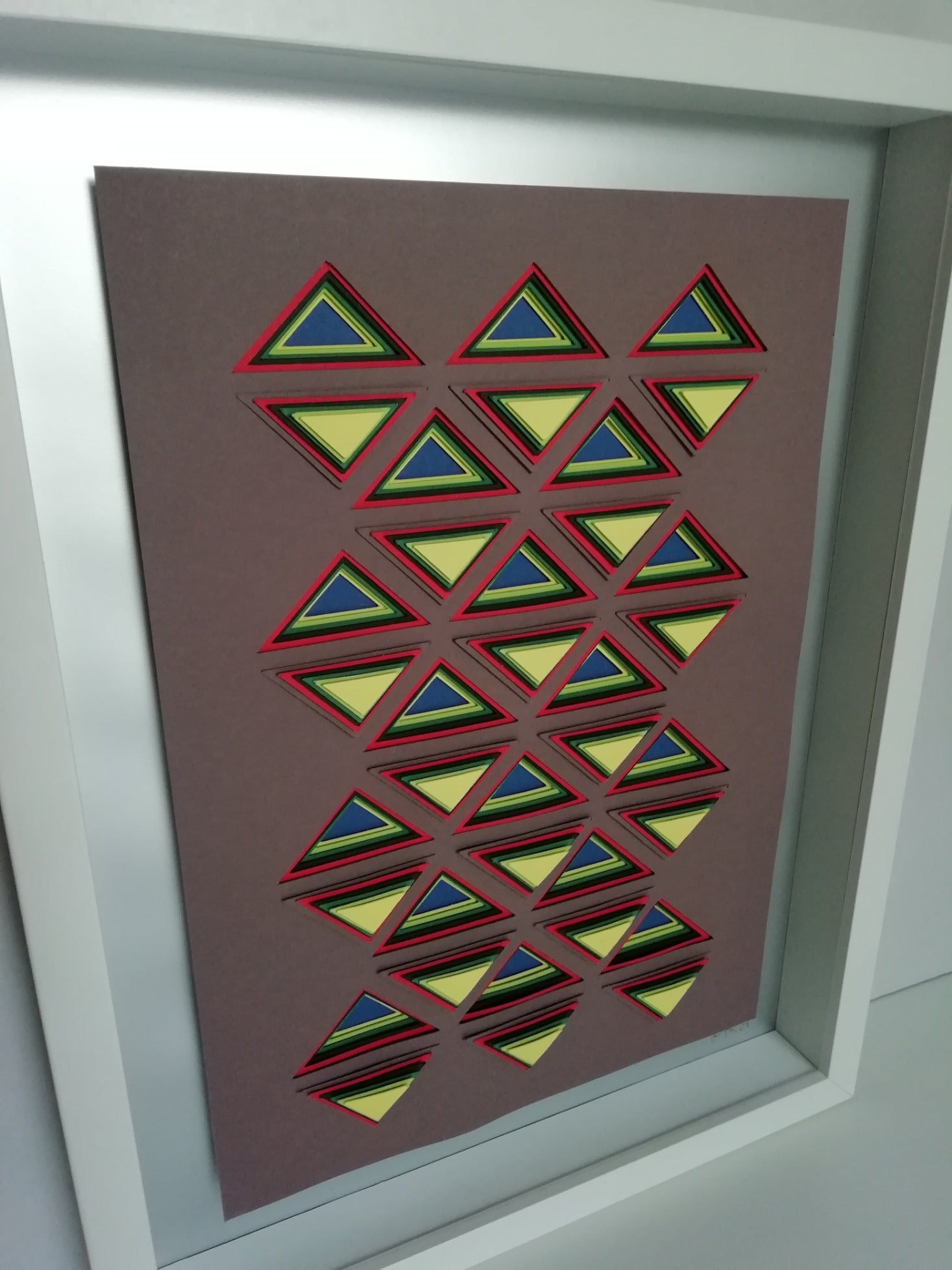 Profil gauche Triangulation Pop, art textile hypnotique et recherche contemporaine