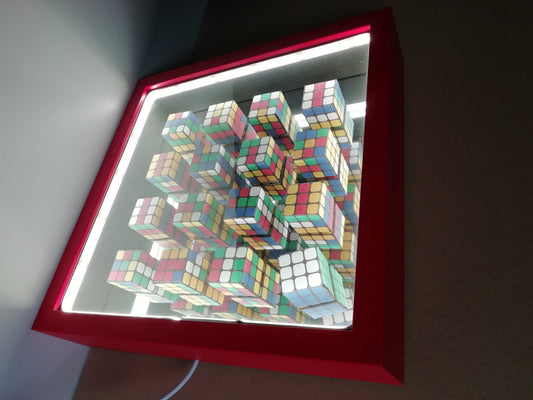 Profil bas droit Infini Rubiks, sculpture lumineuse LED et méditation ludique