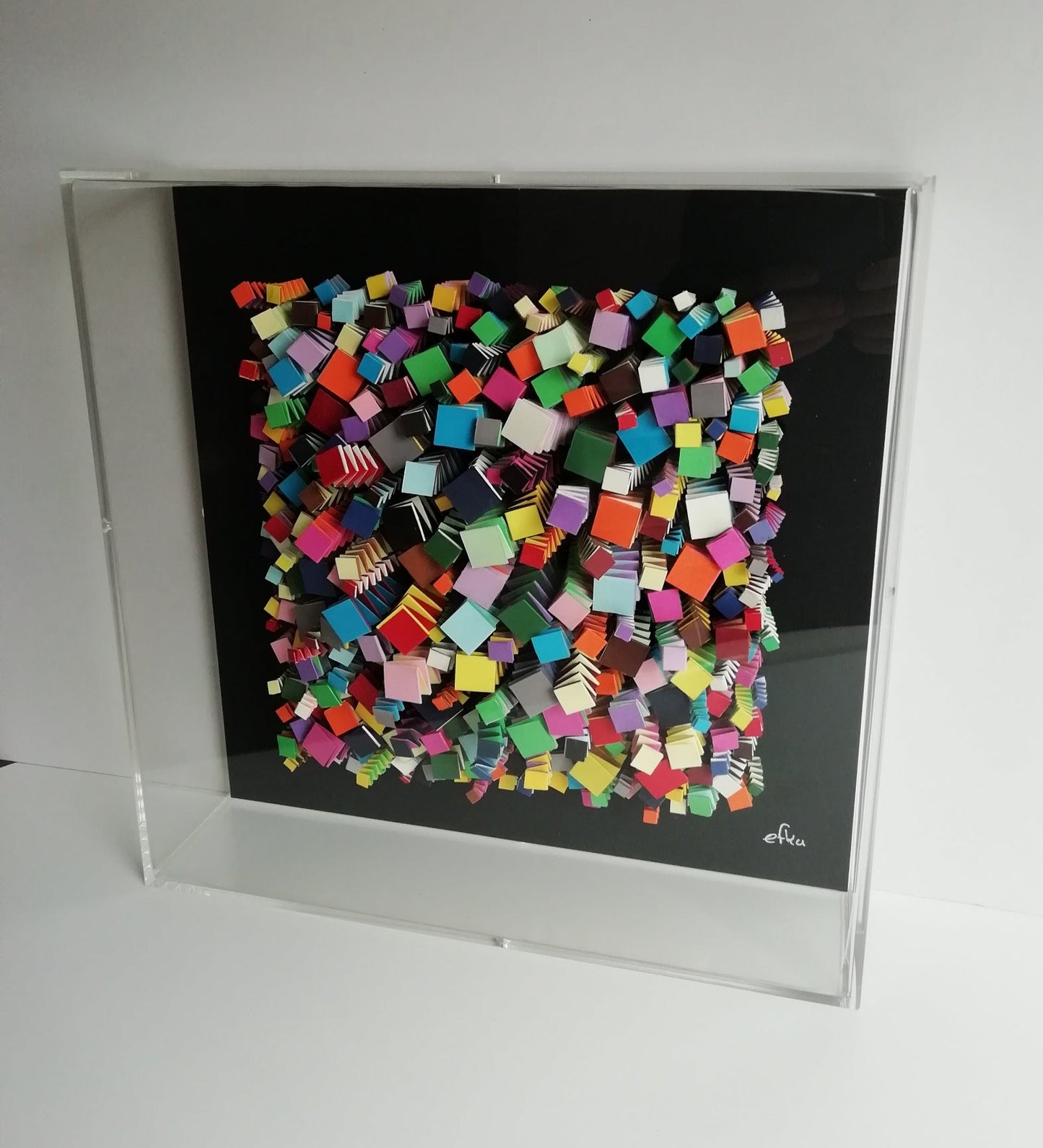 Profil droit Urbanisation Intensive, stratification plexiglas et critique urbaine sculpturale