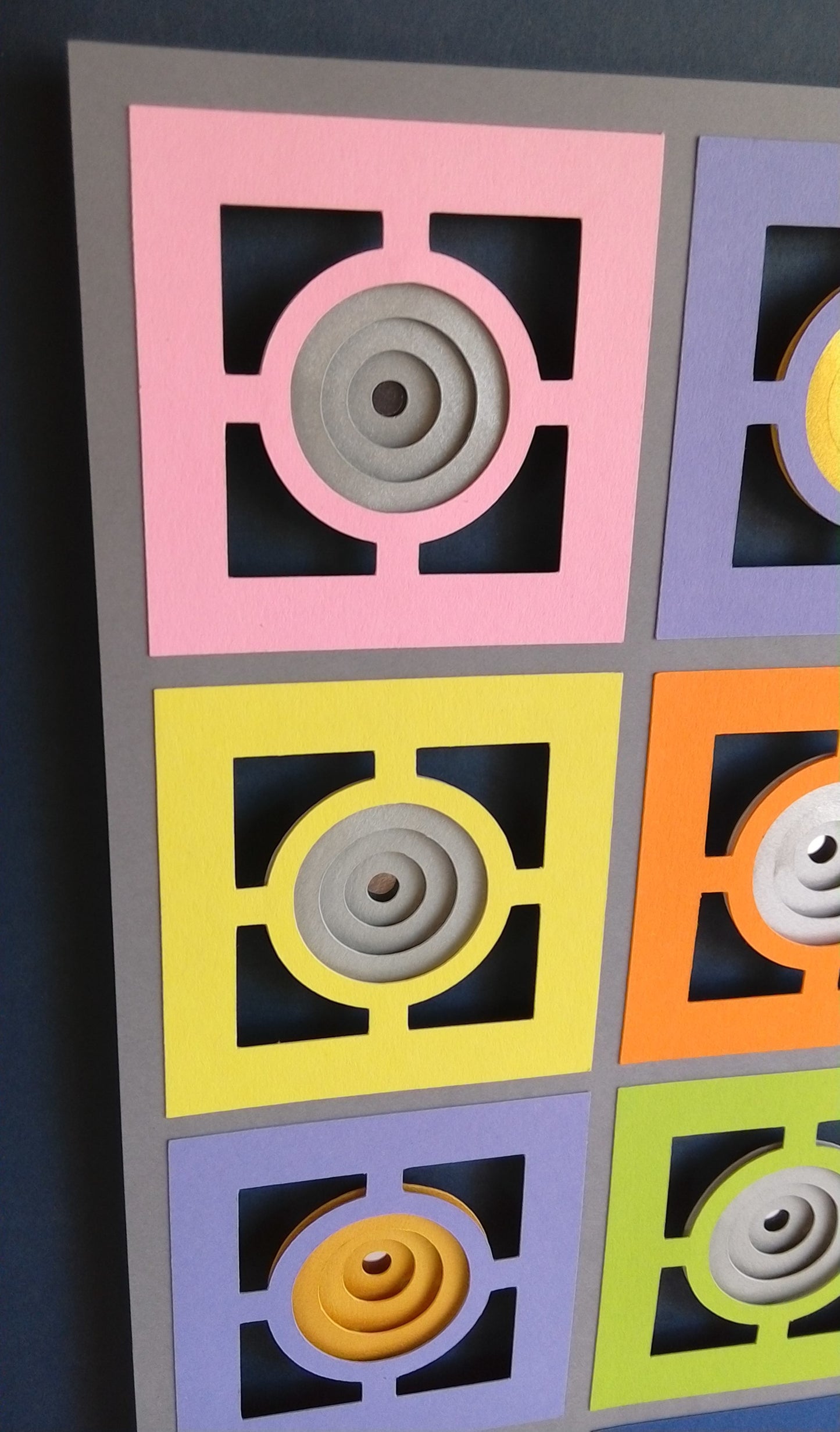 oupinettes Inversées - art mural motifs symétriques dynamisme répétitif effet optique coloré