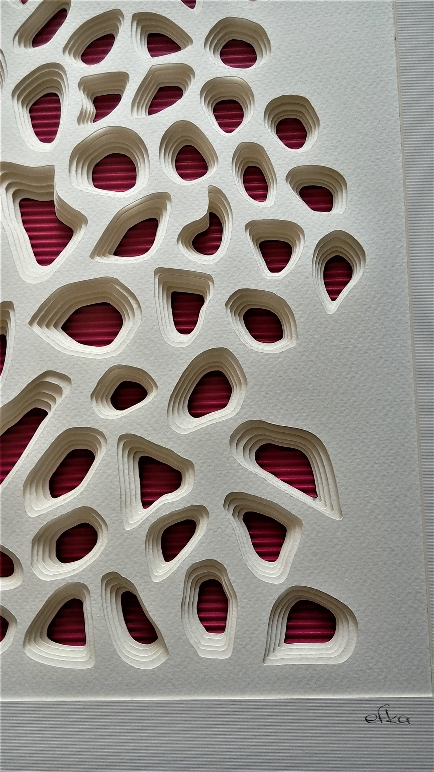 Twa et mwa , sculpture murale hypnotique  en papier découpé, vue détail négatif